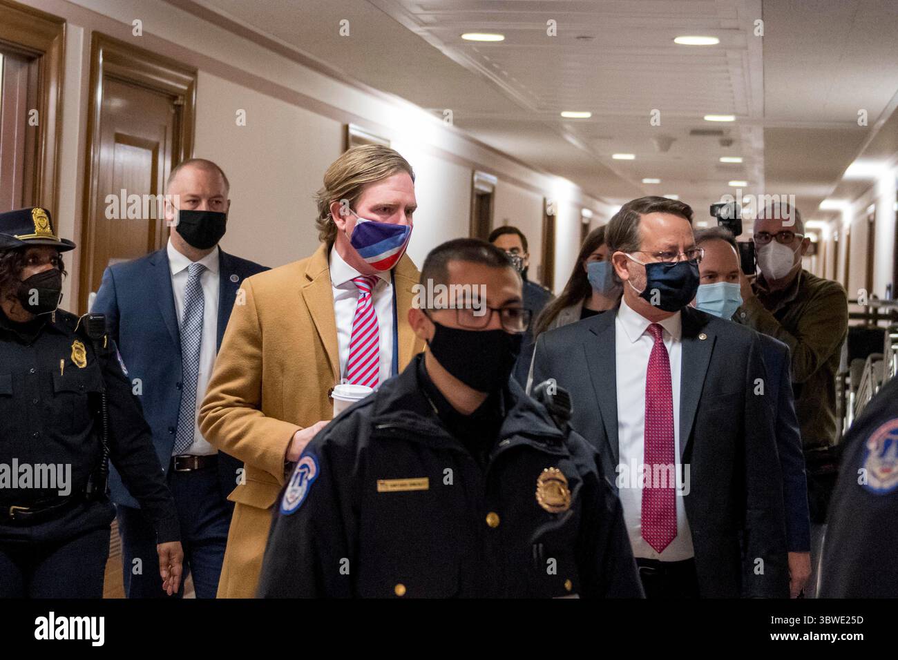 16 dicembre 2020, Washington, Distretto di Columbia, USA: Ex direttore dell'Agenzia per la sicurezza informatica e le infrastrutture del Dipartimento della sicurezza interna Christopher Krebs arriva per l'audizione del Comitato del Senato per la sicurezza interna e gli affari governativi per esaminare le irregolarità nelle elezioni del 2020, nell'edificio dell'ufficio del Senato Dirksen a Washington, DC, mercoledì 16 dicembre 2020. Credito: Rod Lamkey / CNP (immagine di credito: © Rod Lamkey - CNP/CNP tramite filo ZUMA) Foto Stock