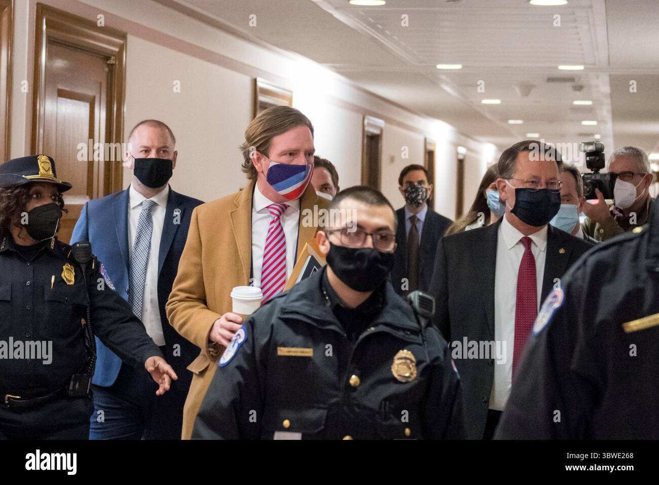 16 dicembre 2020, Washington, Distretto di Columbia, USA: Ex direttore dell'Agenzia per la sicurezza informatica e le infrastrutture del Dipartimento della sicurezza interna Christopher Krebs arriva per l'audizione del Comitato del Senato per la sicurezza interna e gli affari governativi per esaminare le irregolarità nelle elezioni del 2020, nell'edificio dell'ufficio del Senato Dirksen a Washington, DC, mercoledì 16 dicembre 2020. Credito: Rod Lamkey / CNP (immagine di credito: © Rod Lamkey - CNP/CNP tramite filo ZUMA) Foto Stock