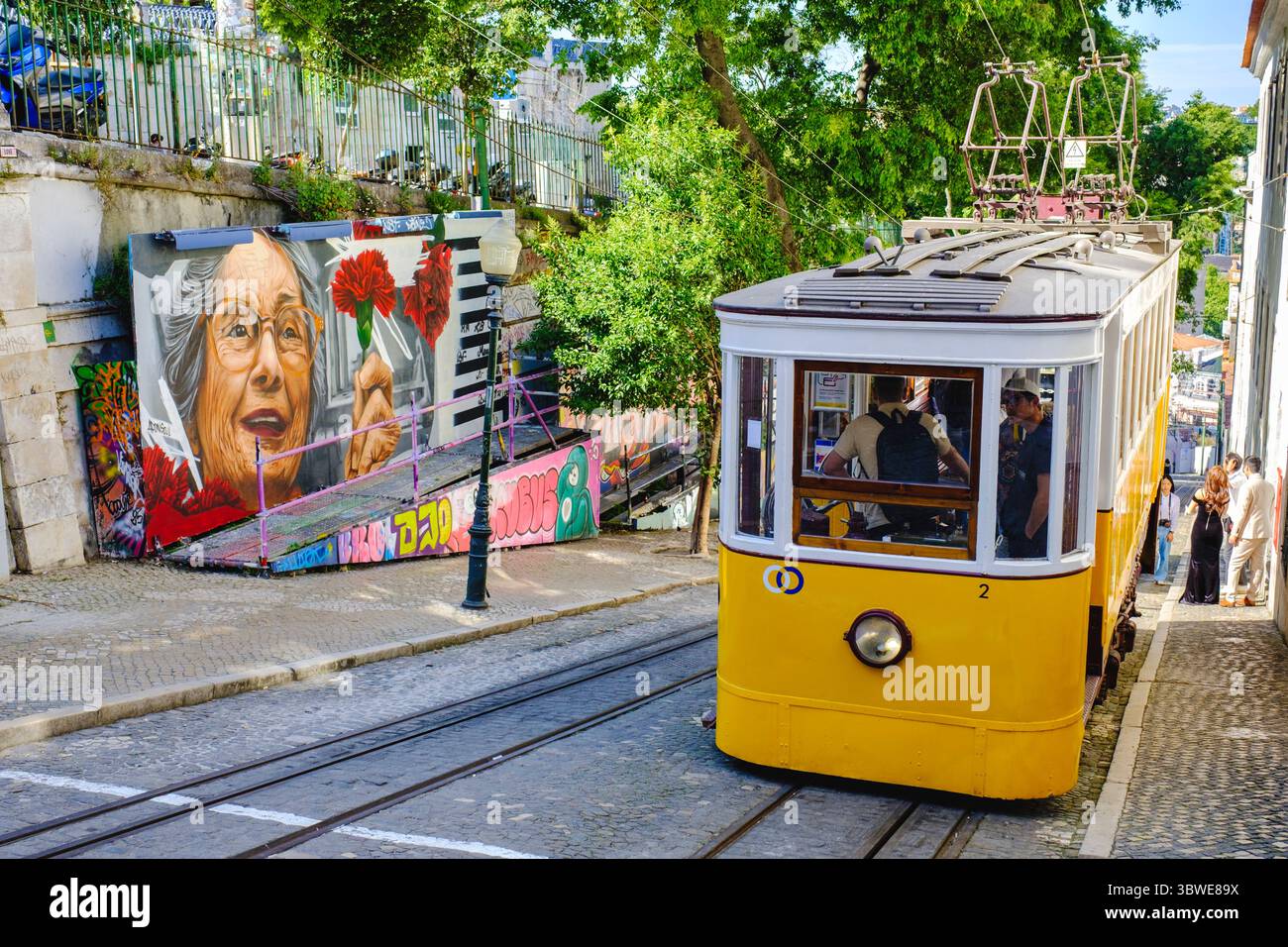 Gloria funicolare, tram giallo, Street art, città di Lisbona, Portogallo Foto Stock