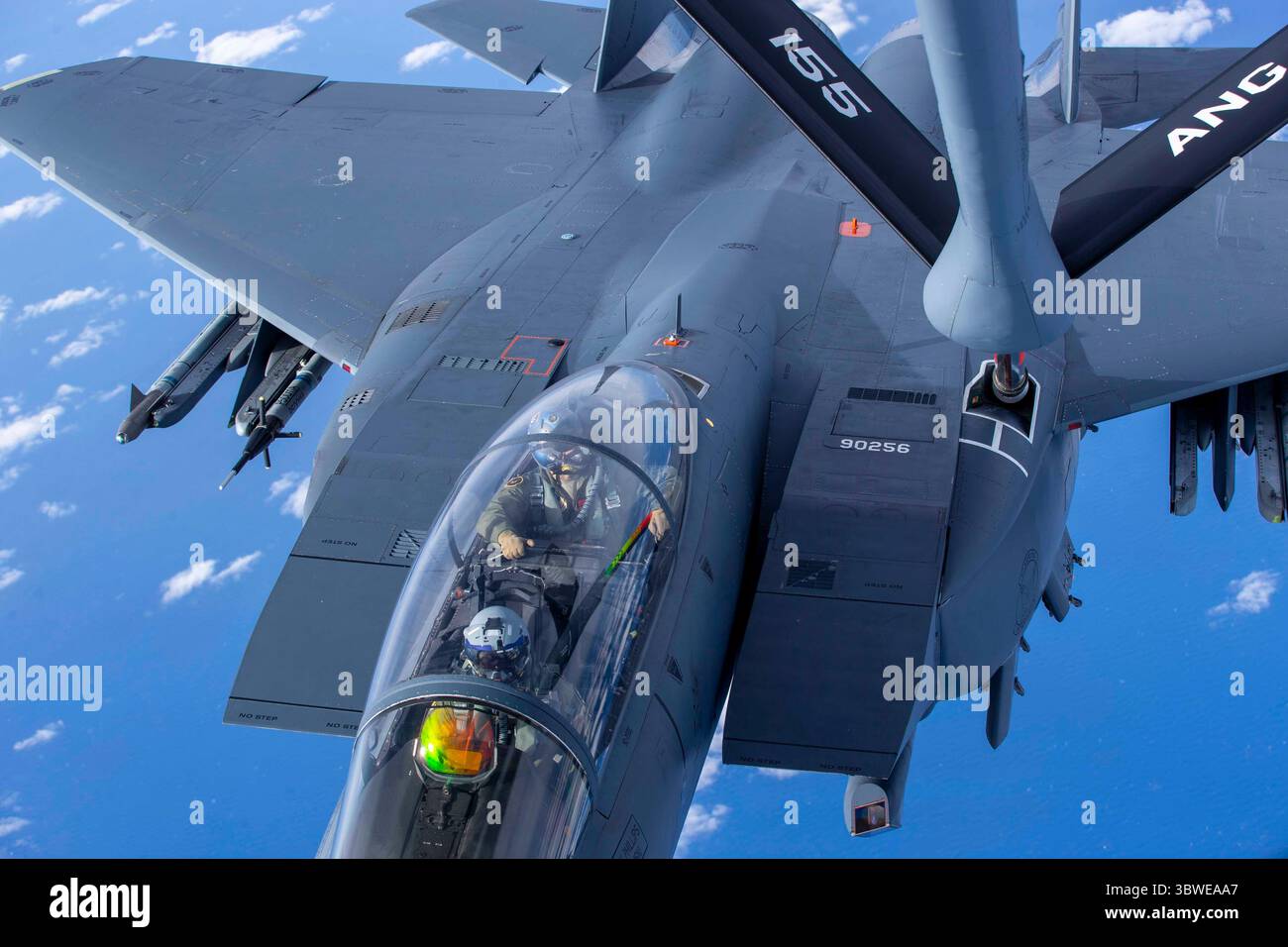 3 dicembre 2020 - Florida, USA - Un F-15E Strike Eagle della U.S. Air Force dal 96th test Wing si prepara per il rifornimento in volo da un 155th Air Refueling Wing KC-135 Stratotanker durante l'esercitazione Emerald Flag sul Golfo del Messico, 3 dicembre 2020. Più di 25 agenzie hanno partecipato all'esercitazione, ospitata presso la Eglin Air Force base, Flag. Emerald Flag ha combinato piattaforme terrestri, spaziali, cibernetiche e aeree per test e sperimentazioni congiunti. (Immagine di credito: © U.S. Air Force/ZUMA Wire/ZUMAPRESS.com) Foto Stock