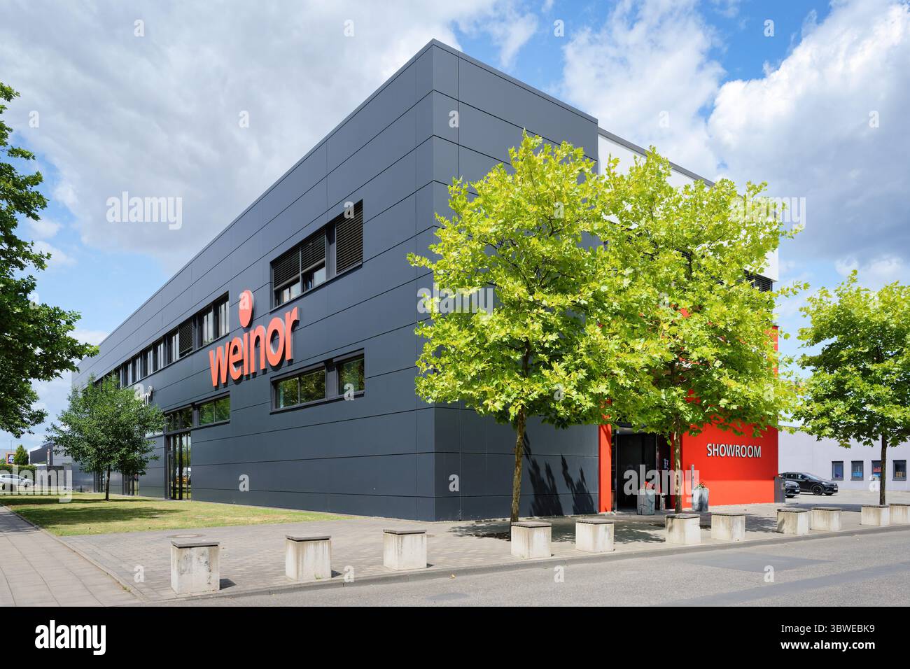 Colonia, Germania Luly 15 2025: La costruzione della Weinor, azienda produttrice di tende da sole e tetti per patio, con sede a Colonia Foto Stock