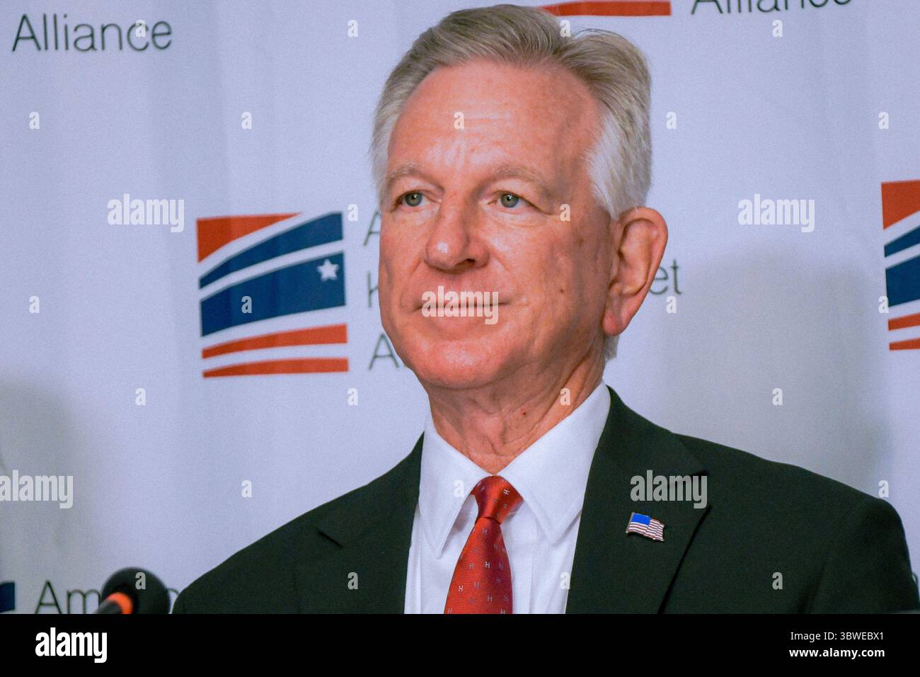 Il Sen. Tommy Tuberville (R-AL) in una conferenza stampa, 16 luglio 2025 Foto Stock