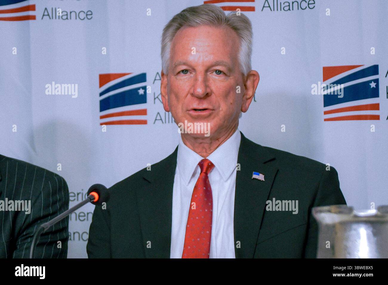 Il Sen. Tommy Tuberville (R-AL) in una conferenza stampa, 16 luglio 2025 Foto Stock
