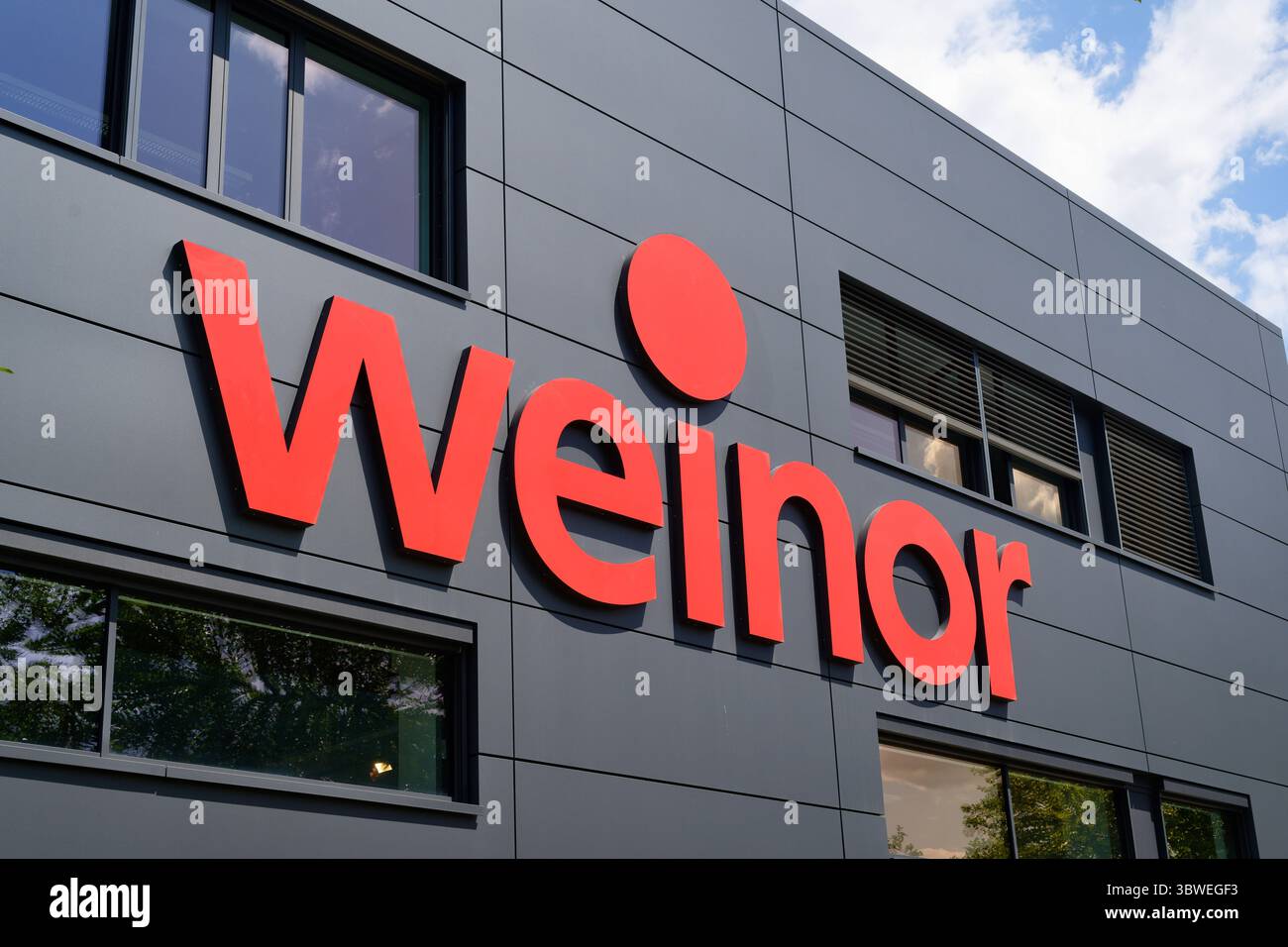 Colonia, Germania 15 luglio 2025: Weinor Logo presso la costruzione del produttore di tende da sole e tetti di patio con sede a Colonia a Ossendorf Foto Stock