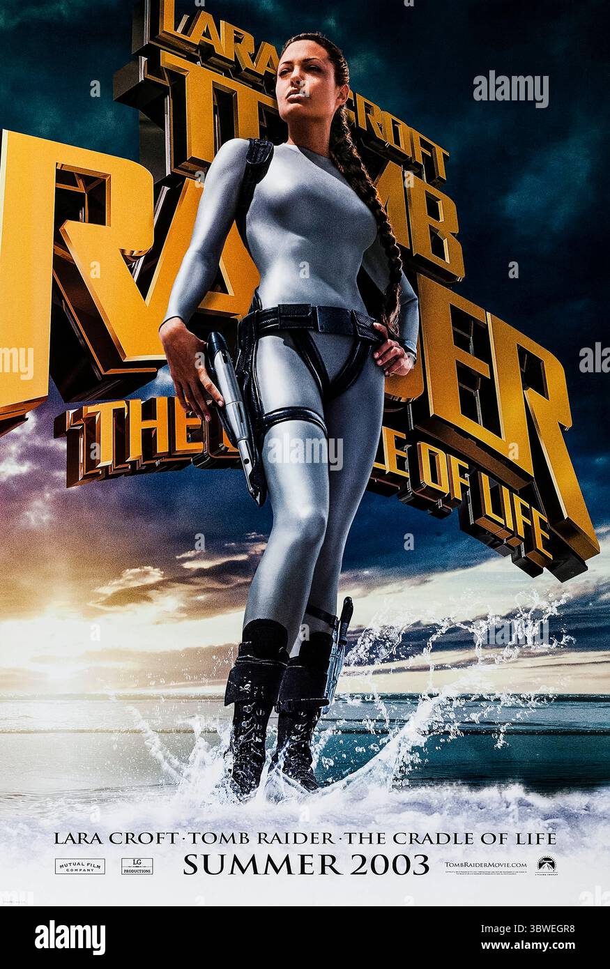 Lara Croft: Tomb Raider - The Cradle of Life (2003) diretto da Jan de Bont e interpretato da Angelina Jolie, Gerard Butler e Ciarán Hinds. L'avventuriera Lara Croft si prepara a recuperare il vaso di Pandora prima che uno scienziato spietato lo utilizzi per scatenare la devastazione globale. Fotografia di un poster originale del 2003 USA a un foglio SOLO PER USO EDITORIALE. Credito: Immagini BFA/Paramount Foto Stock