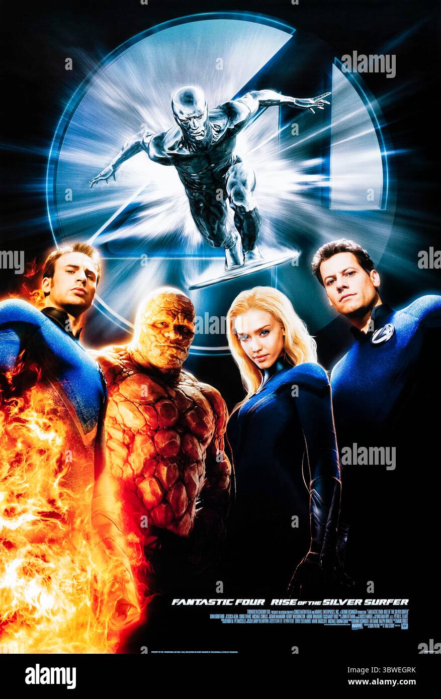 Fantastic Four: Rise of the Silver Surfer (2007) diretto da Tim Story e interpretato da Ioan Gruffudd, Jessica Alba e Chris Evans. I fantastici quattro affrontano una nuova minaccia cosmica nella forma del misterioso Silver Surfer, che annuncia l'arrivo di una potente forza in grado di distruggere la Terra. Fotografia di un poster originale del 2007 USA a un foglio SOLO PER USO EDITORIALE. Crediti: BFA / 20th Century Fox Foto Stock