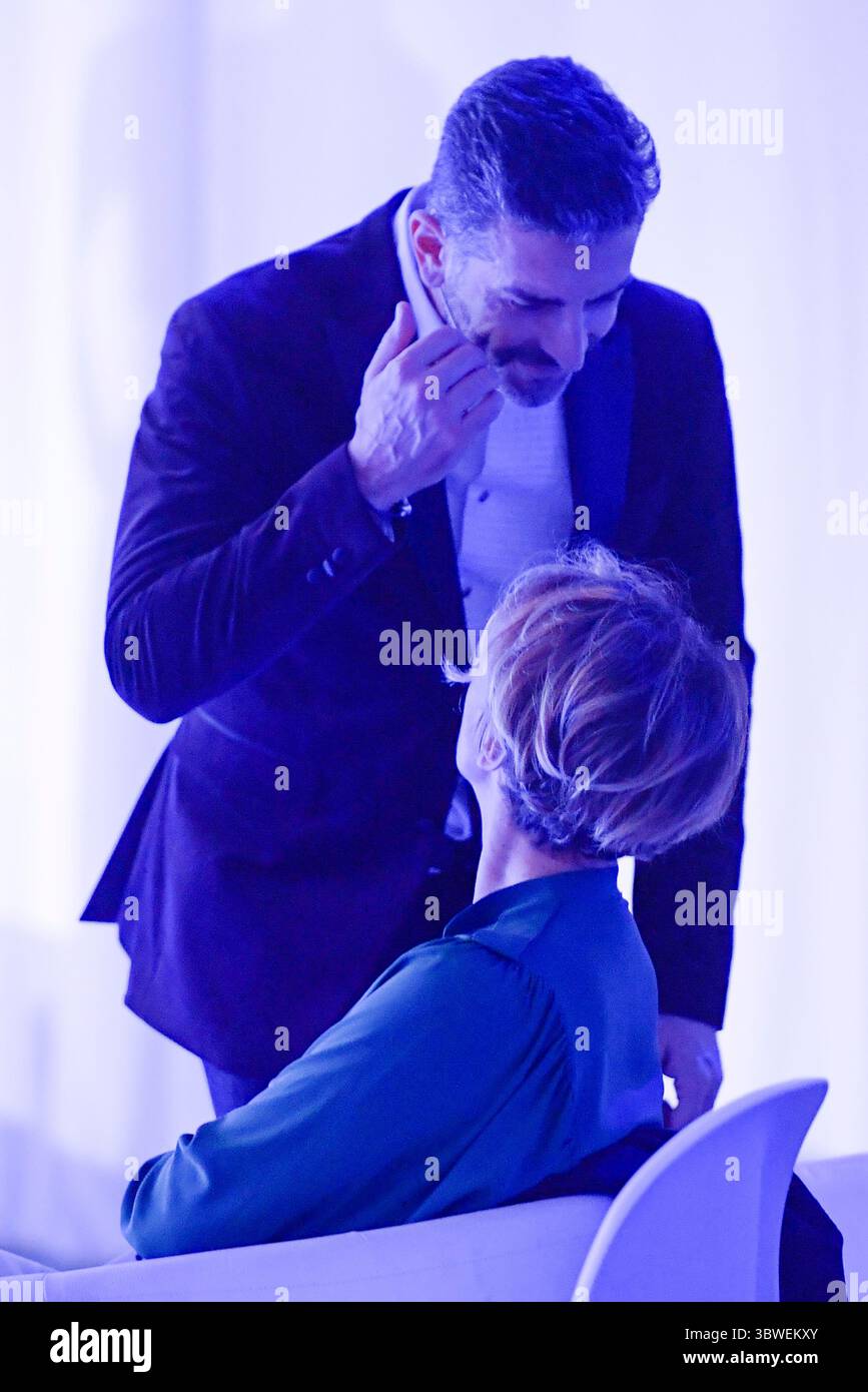 21 dicembre 2020, Roma, Italia: Simone di Pasquale che ha detto di essere single sorprendentemente visto in teneri atteggiamenti con un misterioso compagno dietro le quinte della serata finale di Miss Universo Italia 2020 sugli studi Gold TV di Roma. (Immagine di credito: © Cartellt Mario/SOPA Images via ZUMA Wire) Foto Stock