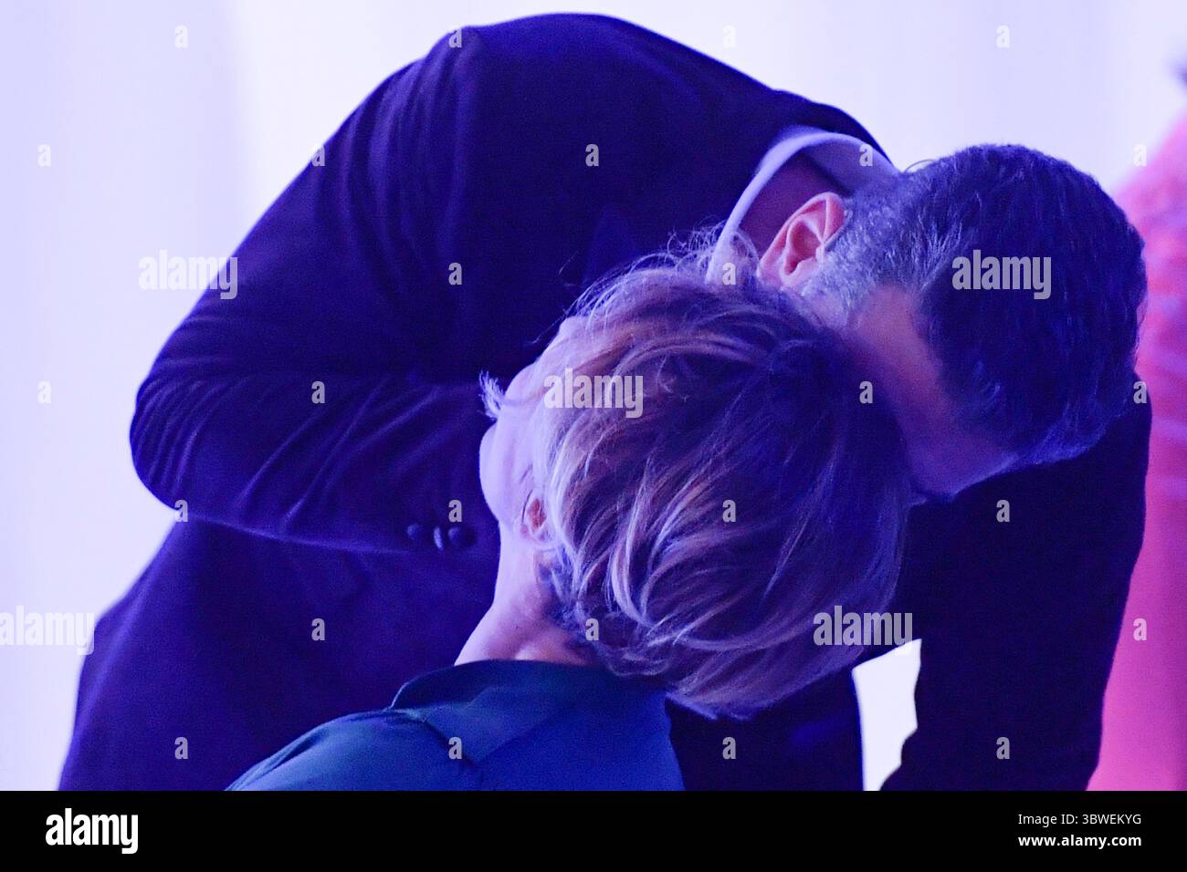 21 dicembre 2020, Roma, Italia: Simone di Pasquale che ha detto di essere single sorprendentemente visto in teneri atteggiamenti con un misterioso compagno dietro le quinte della serata finale di Miss Universo Italia 2020 sugli studi Gold TV di Roma. (Immagine di credito: © Cartellt Mario/SOPA Images via ZUMA Wire) Foto Stock