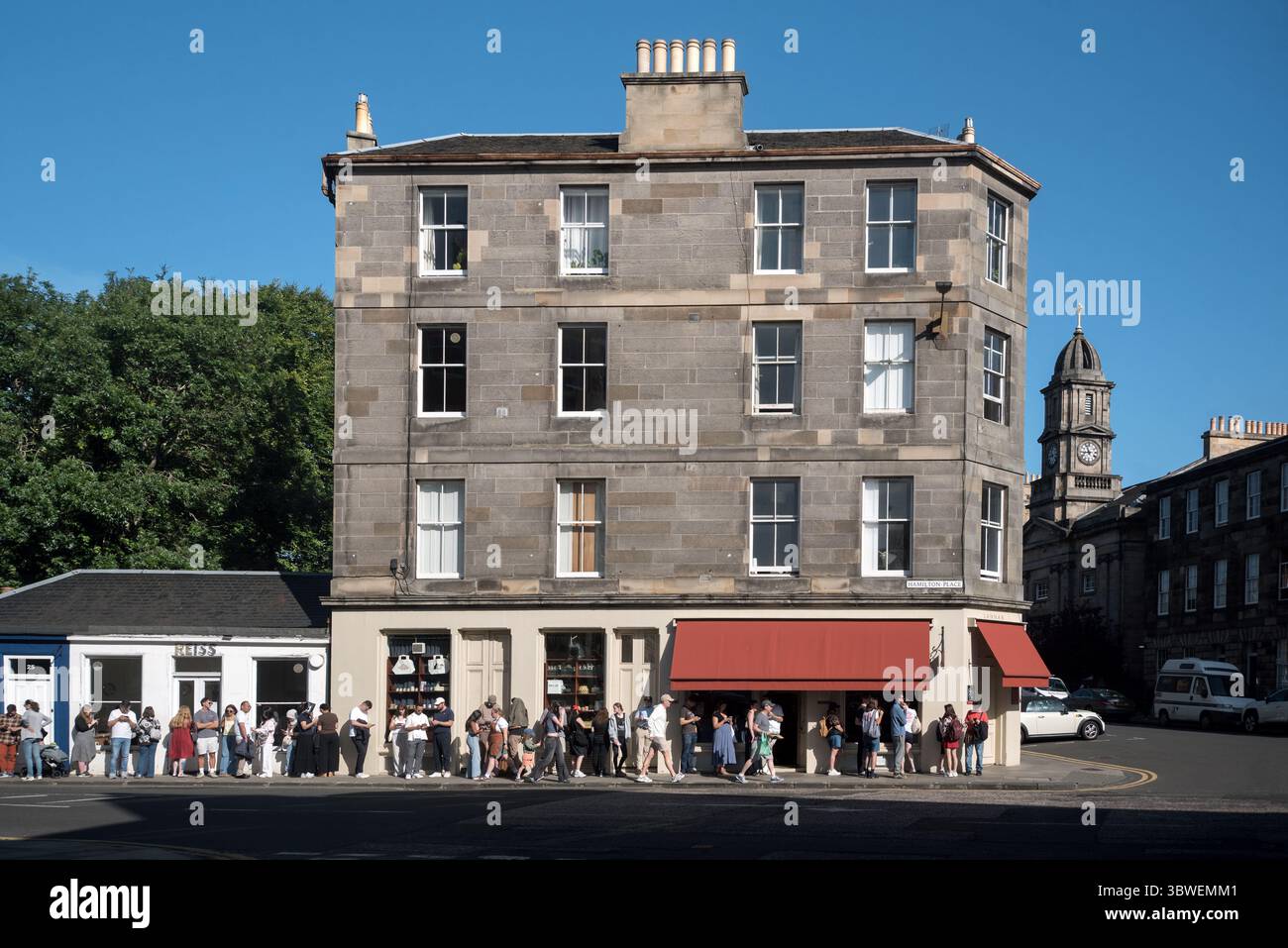 Clienti che fanno la fila fuori dalla Lannan Bakery a Hamilton Place, Stockbridge, Edimburgo, Scozia, Regno Unito. Foto Stock