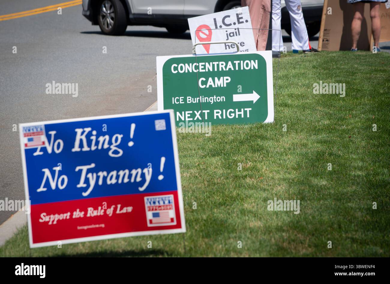 Burlington, Massachusetts, Stati Uniti. 16 luglio 2025. 13a manifestazione settimanale «testimoniare» al di fuori della struttura del New England per l’immigrazione e l’applicazione delle dogane (ICE) a Burlington. La struttura, 26 km a nord-ovest di Boston, Massachusetts, ospita persone detenute dal GHIACCIO negli stati di Rhode Island, Connecticut, Massachusetts, New Hampshire, Maine e Vermont. Centinaia hanno partecipato alla manifestazione pacifica settimanale contro ICE, Donald Trump e la sua attuale amministrazione fuori dalla struttura. Cartelli posizionati dai dimostranti sul marciapiede. Crediti: Chuck Nacke / Alamy Live News Foto Stock