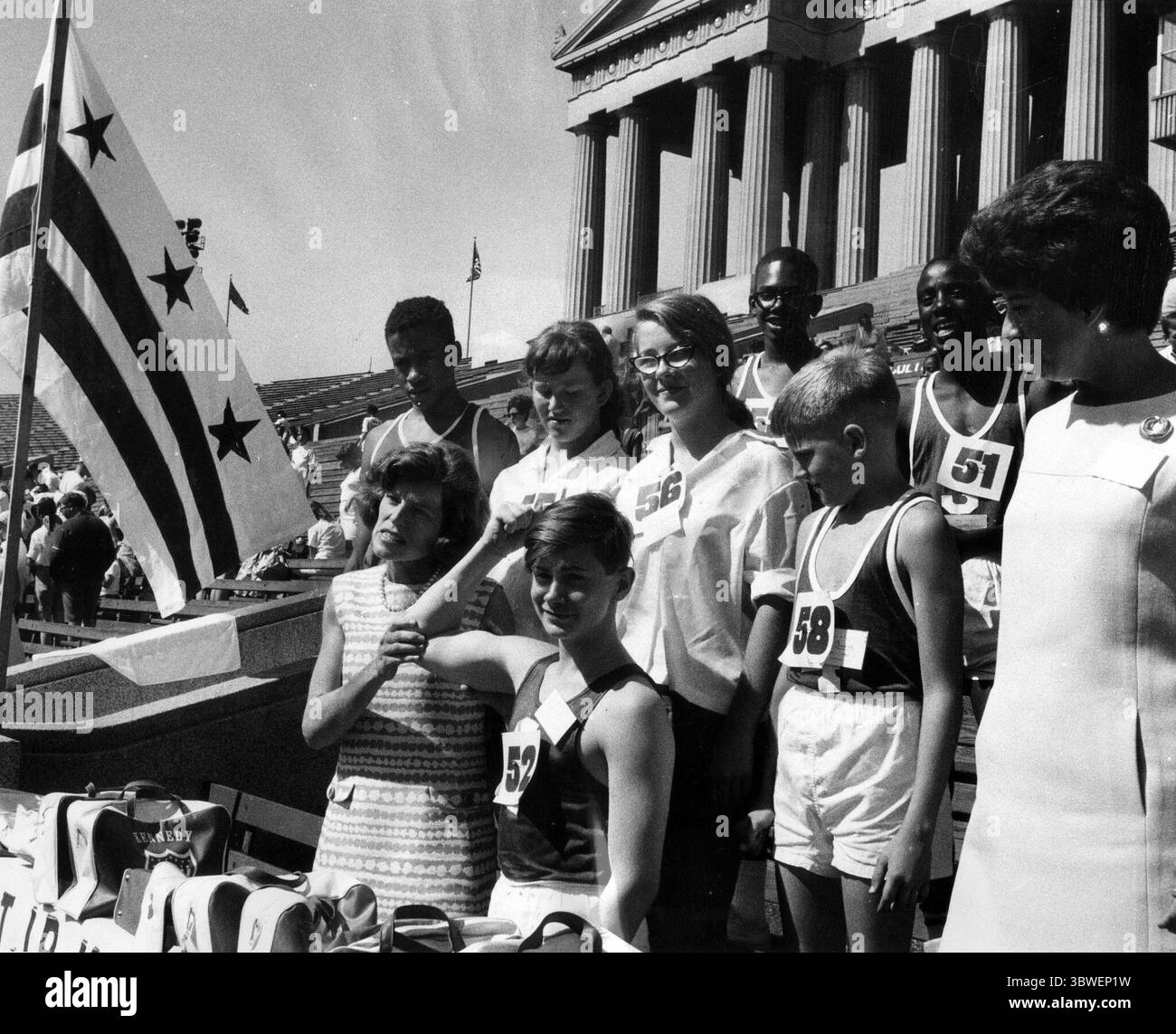 23 dicembre 2020, Stati Uniti: Eunice Kennedy Shriver, in basso a sinistra, vice presidente esecutivo del Joseph Kennedy Jr. Foundation, sente il muscolo dell'atleta Robert Larman, 13 anni, durante le Olimpiadi speciali di Chicago del 20 luglio 1968, al Soldier Field di Chicago. L'evento è stato co-sponsorizzato dal Chicago Park District e dalla Kennedy Foundation. (Immagine di credito: © TNS via cavo ZUMA) Foto Stock