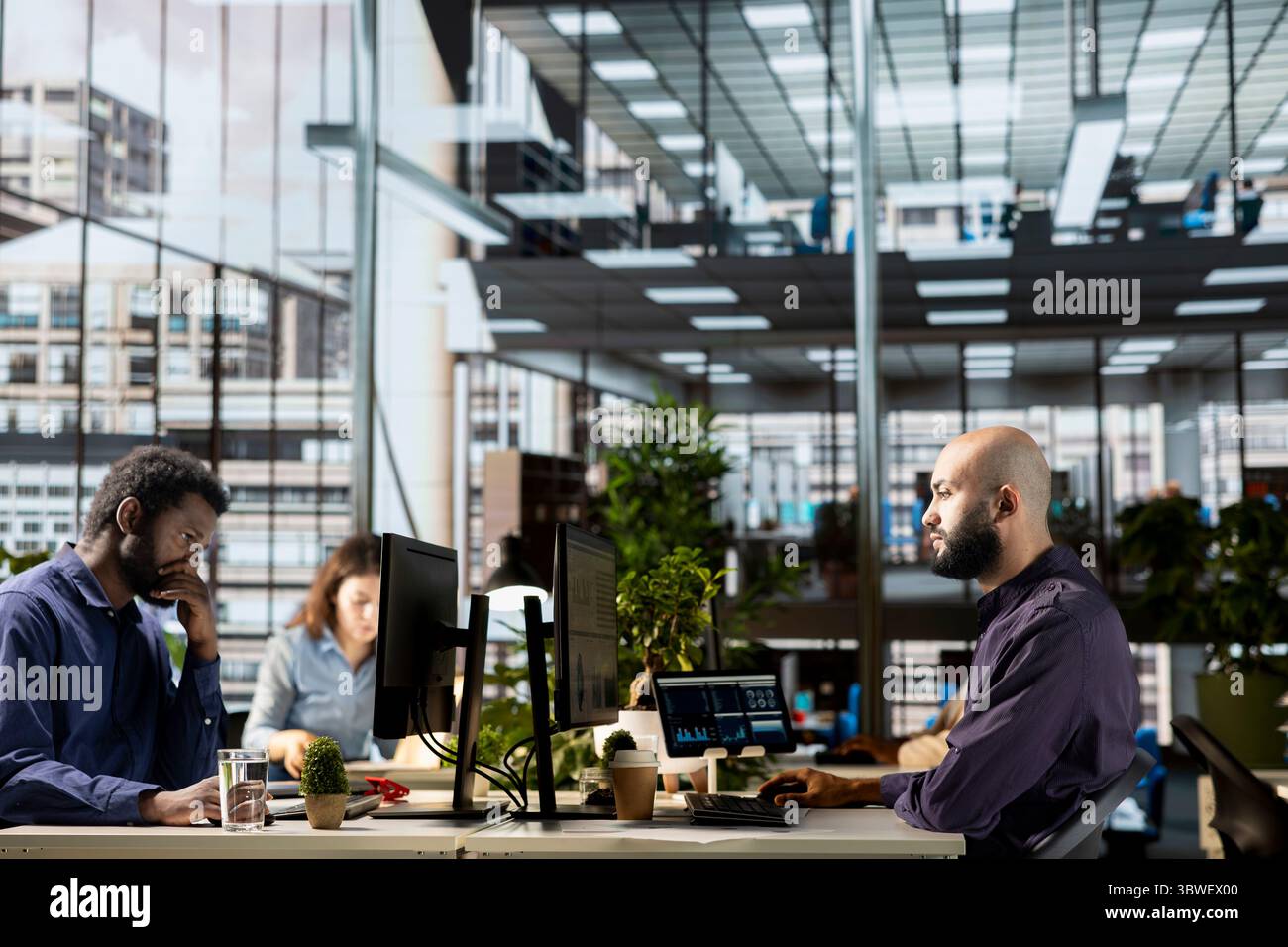 Responsabile aziendale che lavora alla pianificazione finanziaria e alla definizione degli obiettivi, mettendo in evidenza le competenze in materia di allocazione delle risorse e gestione del budget. CEO che analizza i report e le previsioni online. Foto Stock