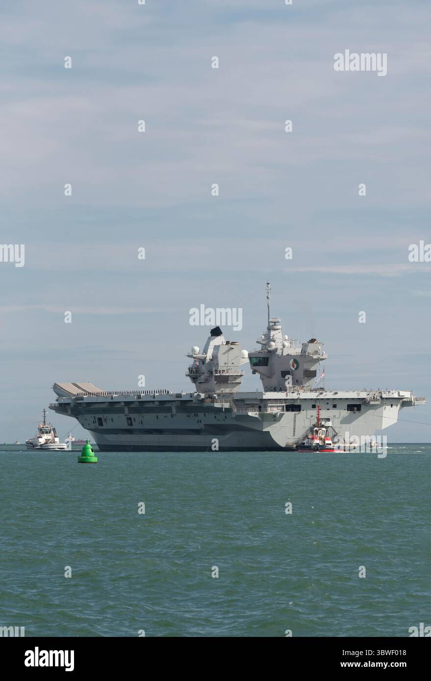 Il Solent Portsmouth Inghilterra Regno Unito. 16.07.2025. HMS Queen Elizabeth con rimorchiatori in navigazione sul Solent in partenza dal porto di Portsmouth. Foto Stock