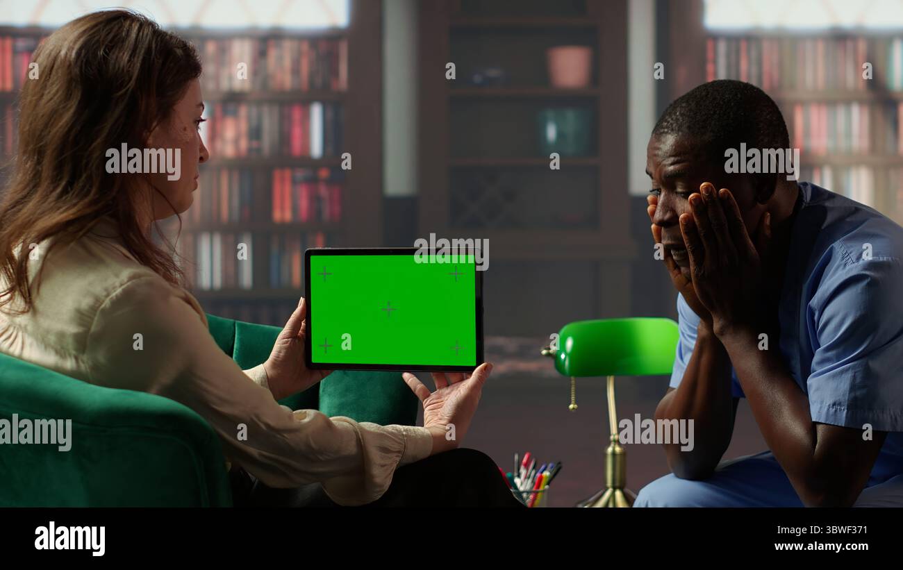 Infermiera afroamericana che si apre in consulenza accanto allo spazio di copia di mockup, sperimentando un disturbo da stress post traumatico. Assistente alle prese con l'impatto emotivo della perdita del paziente. Telecamera B.. Foto Stock
