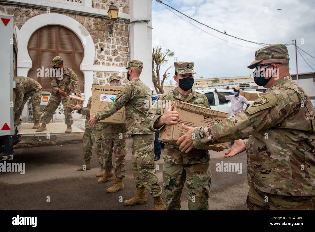 21 dicembre 2020 - Camp Lemonnier, Gibuti - città di Gibuti, Gibuti (21 dicembre 2020) soldati dell'Esercito degli Stati Uniti degli affari civili dell'Africa orientale Task Force dell'Europa meridionale Africa, a sostegno della Task Force congiunta combinata - Corno d'Africa e di stanza a Camp Lemonnier, Gibuti, consegnano attrezzature di protezione personale all'Ufficio del Sindaco di Gibuti City, 21 dicembre 2020. La consegna fa parte del programma AFRICOM Overseas Humanitarian Disaster Assistance and Civic Aid, amministrato dall'Ufficio di cooperazione in materia di sicurezza, ed è la prima consegna da un progetto di assistenza umanitaria alla l Foto Stock