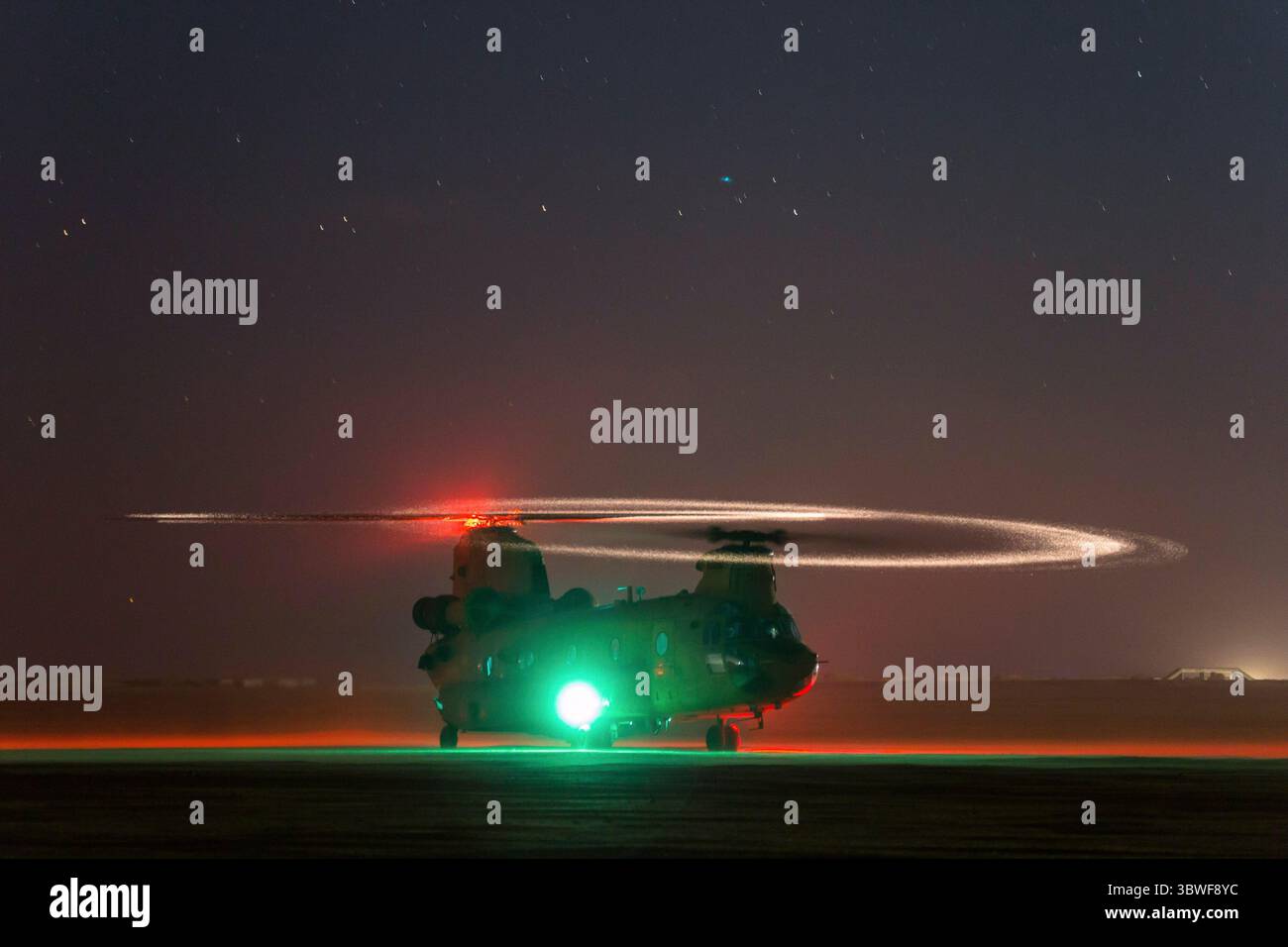 30 dicembre 2020 - Kuwait - i soldati statunitensi con il 2-104th General Support Aviation Battalion, 28th Expeditionary Combat Aviation Brigade, si addestrano in uno scenario aereo abbattuto con i soldati con la 82nd Airborne Division nell'area delle operazioni della 28th ECAB in Medio Oriente. (Immagine di credito: © Eric Smith/U.S. Army/ZUMA Wire/ZUMAPRESS.com) Foto Stock