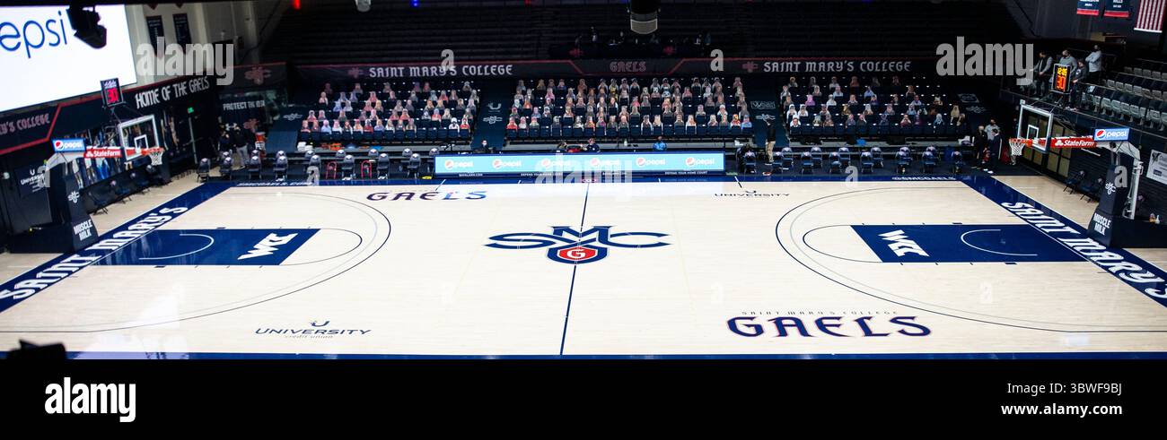 30 dicembre 2020 Moraga, CA U.S.A. Saint MaryÕs Gaels, prima della partita di pallacanestro maschile NCAA tra i Sacramento State Hornets e i Saint Mary's Gaels al McKeon Pavilion Moraga California. Thurman James / CSM(immagine di credito: &Copy; Thurman James/CSM tramite cavo ZUMA) Foto Stock