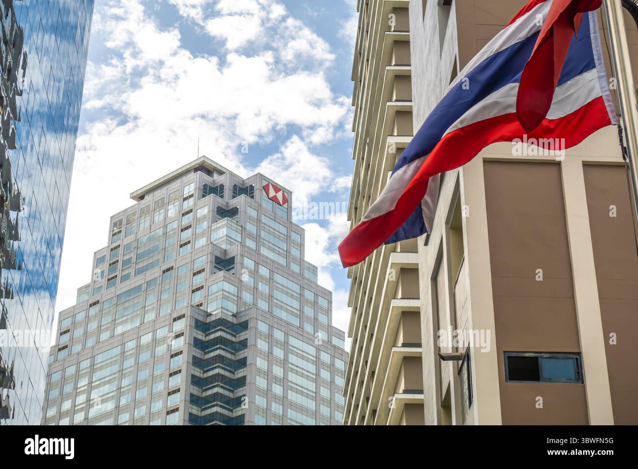 Insegna della torre della banca HSBC, bandiera thailandese, filiale a Bangkok, Thailandia Foto Stock
