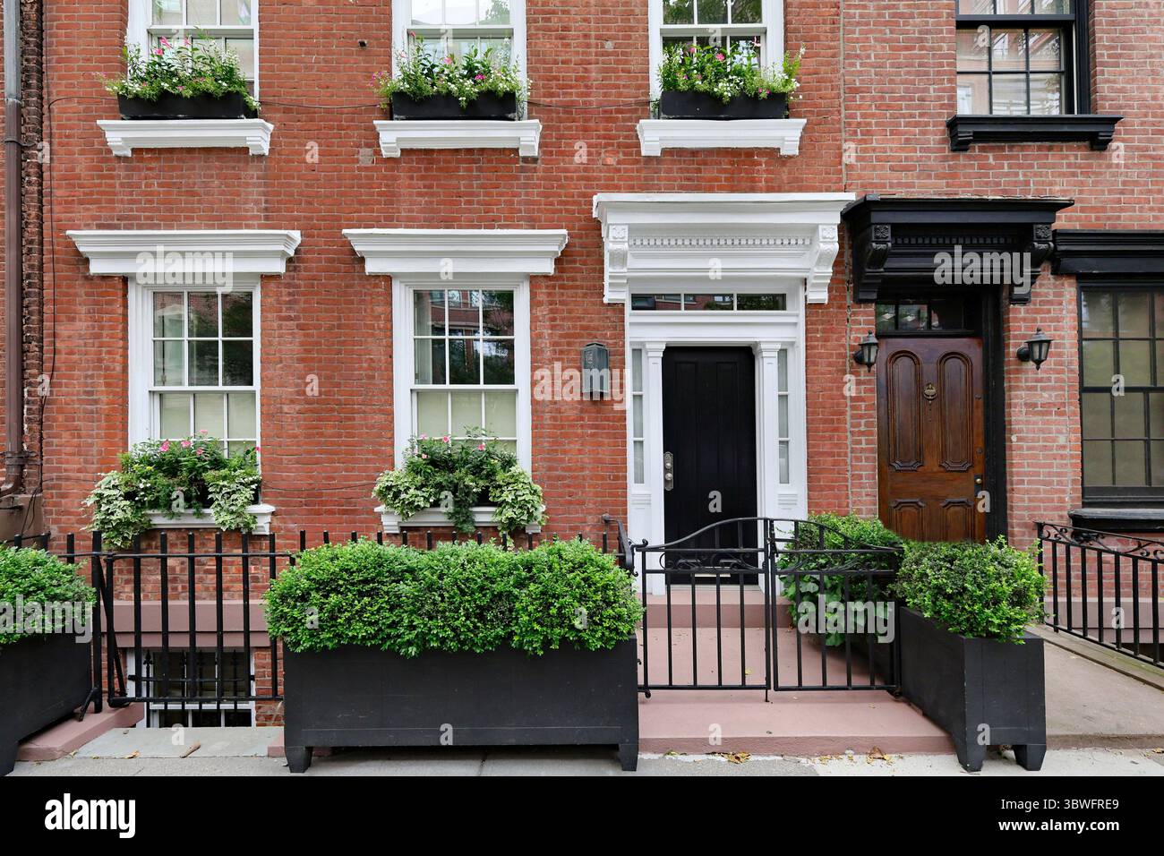 Vecchie case cittadine in mattoni del XIX secolo ben conservate nell'area del Greenwich Village di New York City Foto Stock