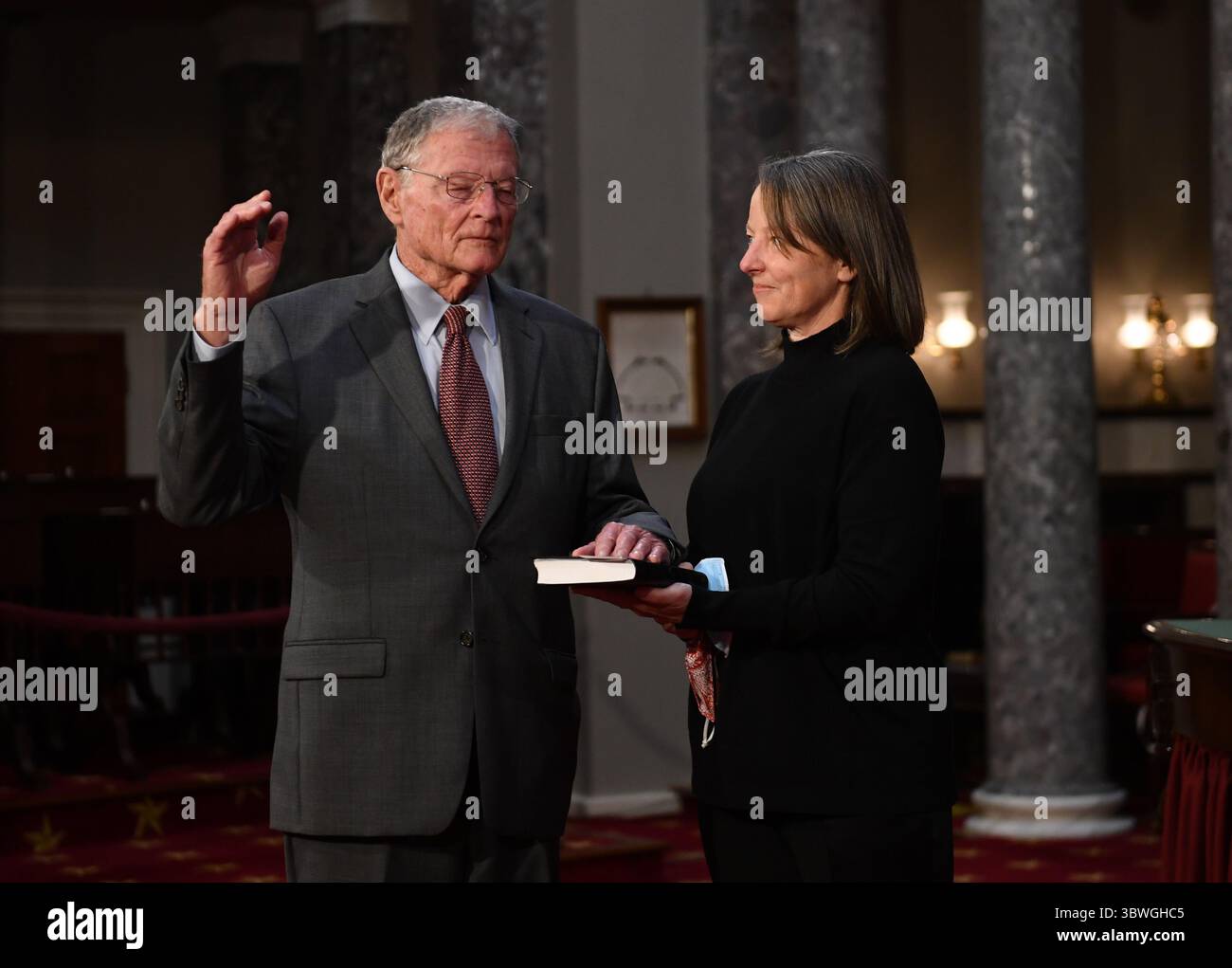 3 gennaio 2021, Washington, District of Columbia, USA: Il senatore degli Stati Uniti Jim Inhofe (repubblicano dell'Oklahoma), partecipa a un finto giuramento per il 117 ° Congresso con il vicepresidente Mike Pence, mentre sua moglie Kay Inhofe tiene una bibbia, nelle Old Senate Chambers presso il Campidoglio degli Stati Uniti a Washington DC domenica 3 gennaio 2021 (Credit Image: © Kevin Dietsch - Pool via CNP/CNP via ZUMA Wire) Foto Stock
