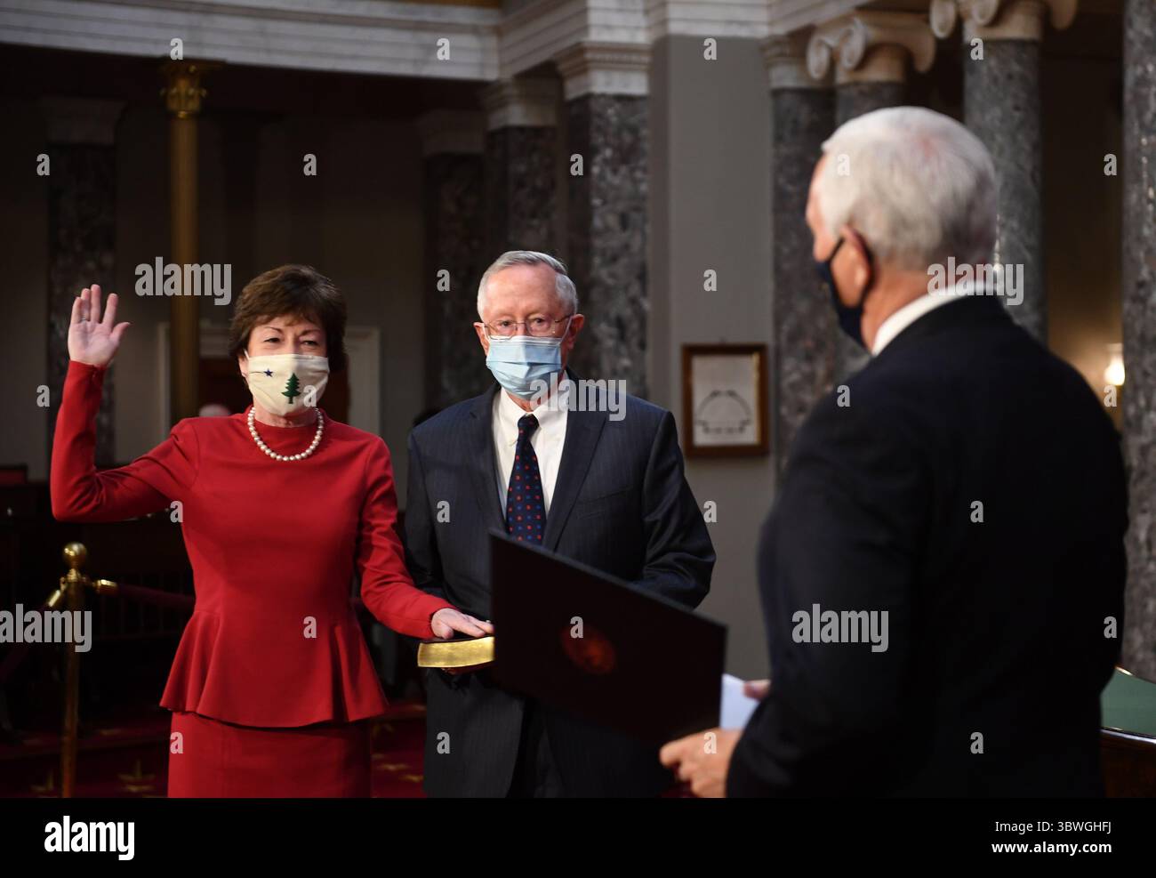 3 gennaio 2021, Washington, District of Columbia, USA: La senatrice degli Stati Uniti Susan Collins (repubblicana del Maine) partecipa a un finto giuramento per il 117 ° Congresso con il vicepresidente Mike Pence, mentre il suo coniuge Thomas Daffron tiene una bibbia, nelle Old Senate Chambers presso il Campidoglio degli Stati Uniti a Washington DC domenica 3 gennaio 2021 (Credit Image: © Kevin Dietsch - Pool via CNP/CNP via ZUMA Wire) Foto Stock
