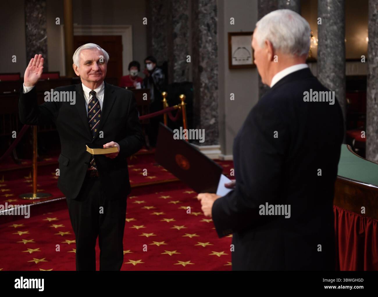 3 gennaio 2021, Washington, District of Columbia, USA: Il senatore degli Stati Uniti Jack Reed (democratico del Rhode Island), partecipa a un finto giuramento per il 117° Congresso con il vicepresidente Mike Pence nelle camere del Senato degli Stati Uniti presso il Campidoglio degli Stati Uniti a Washington DC domenica 3 gennaio 2021 (immagine di credito: © Kevin Dietsch - Pool via CNP/CNP via ZUMA Wire) Foto Stock