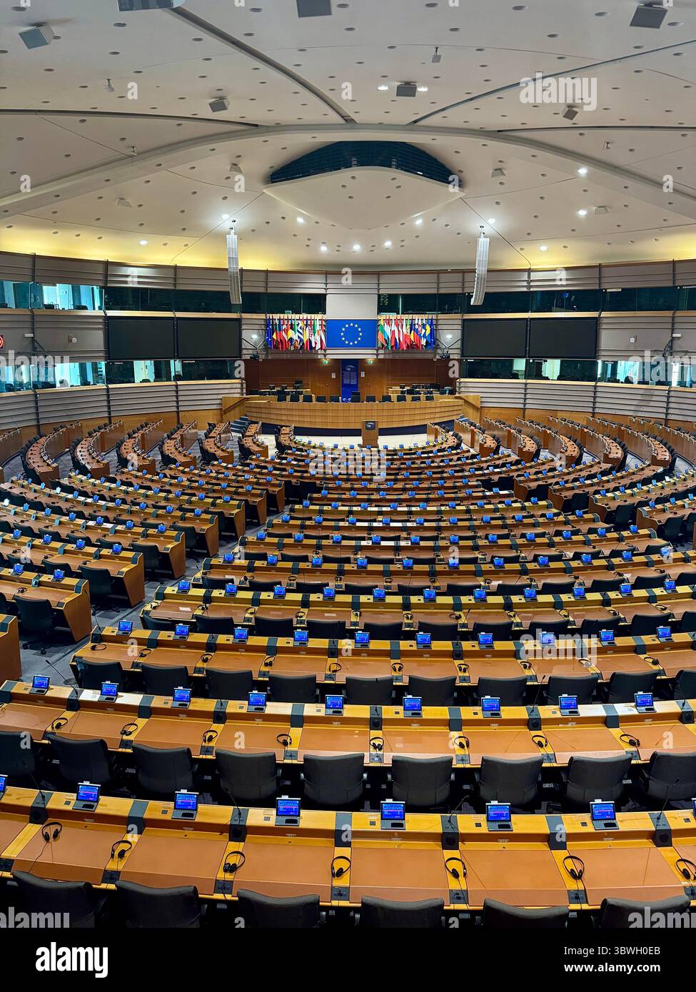 Vista interna dell'emiciclo del Parlamento europeo a Bruxelles, Belgio - Immagine stock catturata con smartphone