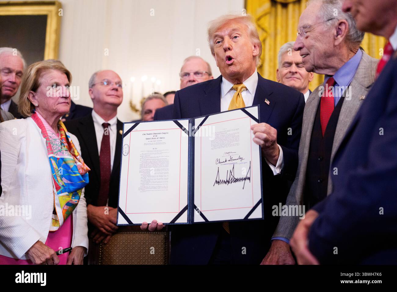 Washington, DC, USA. 16 luglio 2025. Il presidente degli Stati Uniti Donald J Trump mostra il suo disegno di legge firmato durante una cerimonia di firma per âThe fermare tutti i traffici letali di Fentanyl Actâ nella sala orientale della Casa Bianca a Washington, DC, USA, mercoledì 16 luglio, 2025. il disegno di legge rafforza le pene detentive per i trafficanti di fentanyl e riclassifica la droga come sostanza della tabella I. Credito: Aaron Schwartz/Pool tramite CNP/dpa/Alamy Live News Foto Stock