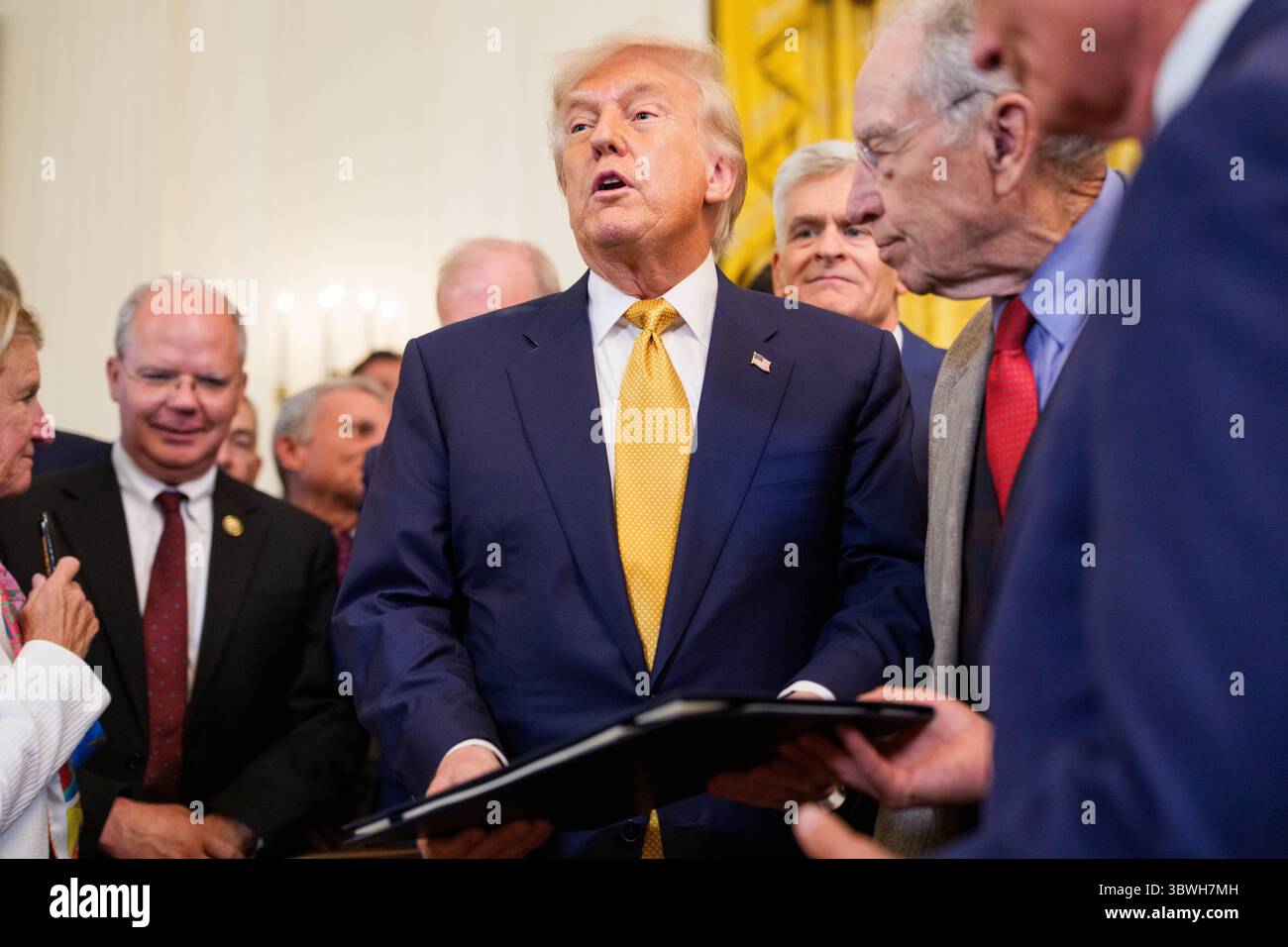 Washington, DC, USA. 16 luglio 2025. Il presidente degli Stati Uniti Donald J Trump mostra il suo disegno di legge firmato durante una cerimonia di firma per âThe fermare tutti i traffici letali di Fentanyl Actâ nella sala orientale della Casa Bianca a Washington, DC, USA, mercoledì 16 luglio, 2025. il disegno di legge rafforza le pene detentive per i trafficanti di fentanyl e riclassifica la droga come sostanza della tabella I. Credito: Aaron Schwartz/Pool tramite CNP/dpa/Alamy Live News Foto Stock