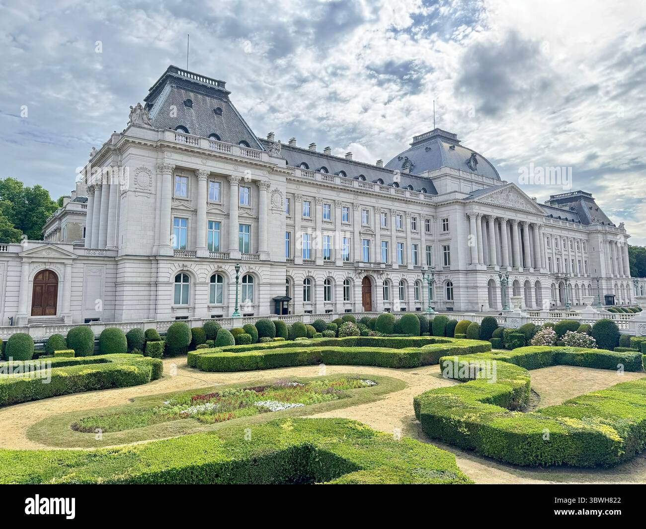 Palazzo reale di Bruxelles con giardini curati in una giornata estiva, Belgio - Immagine stock catturata con smartphone