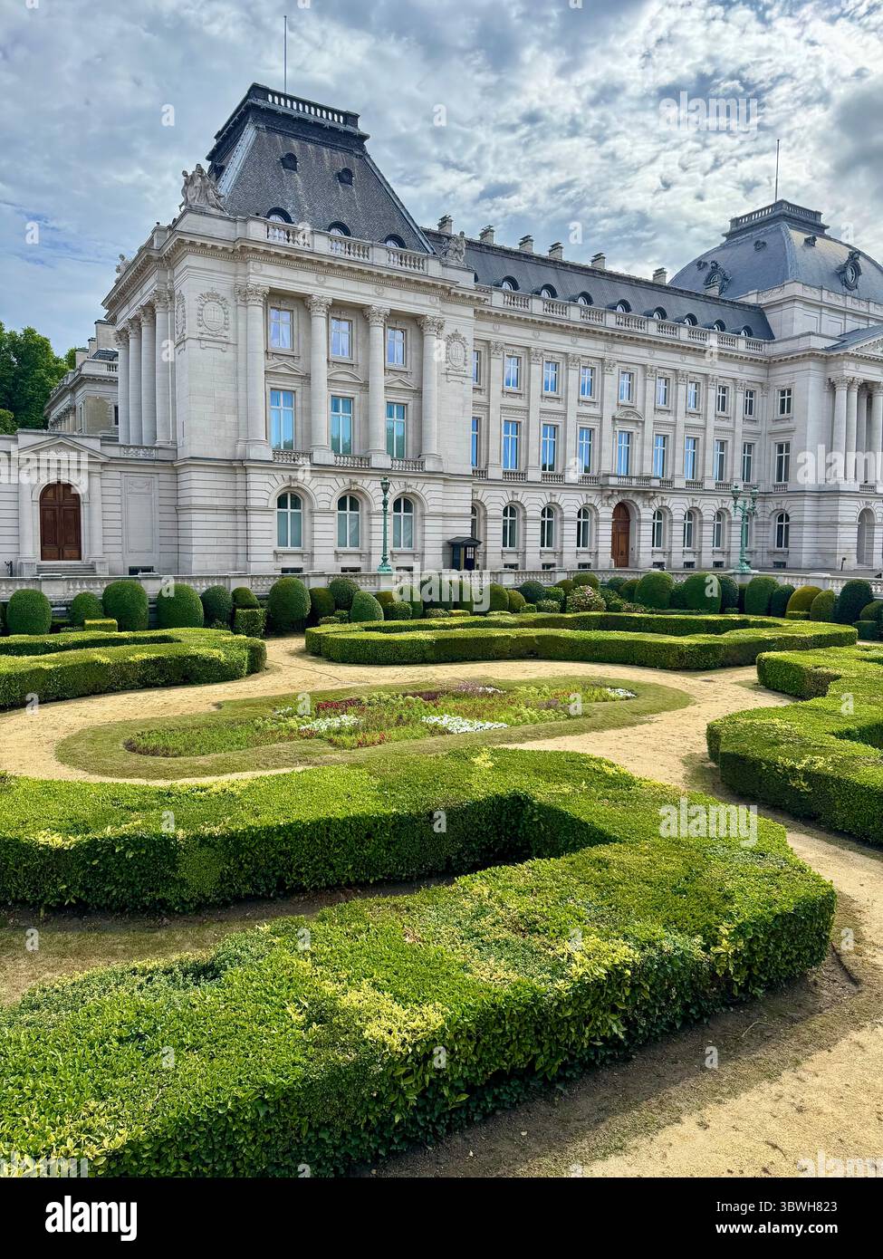 Palazzo reale di Bruxelles con giardini curati in una giornata estiva, Belgio - Immagine stock catturata con smartphone