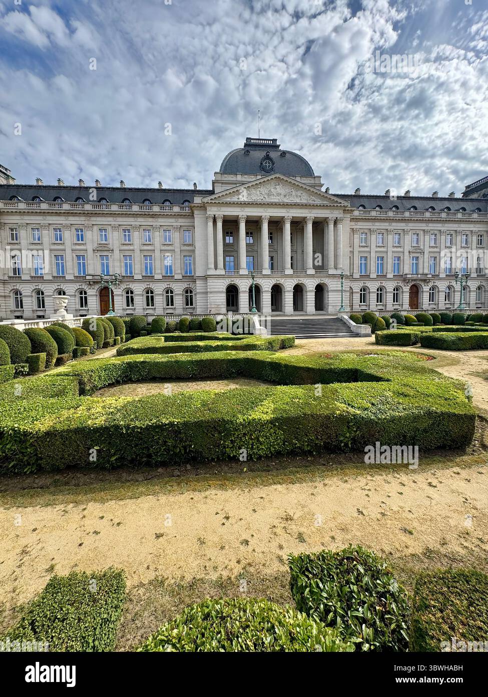 Palazzo reale di Bruxelles con giardini curati in una giornata estiva, Belgio - Immagine stock catturata con smartphone