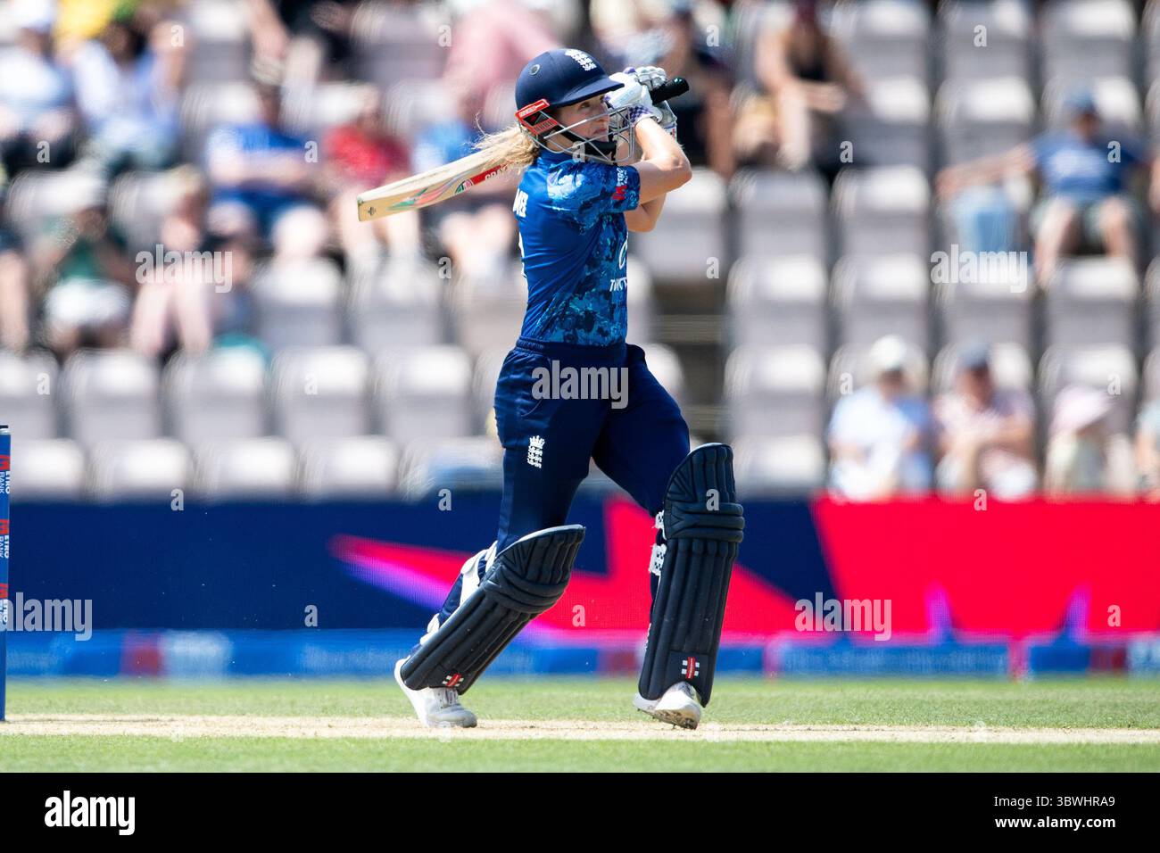 Southampton, Regno Unito, 16 luglio 2025. Emma Lamb dell'Inghilterra batte per terra durante la prima partita internazionale del Metro Bank One Day tra England Women e India Women all'Utilita Bowl. Crediti: Dave Vokes/Dave Vokes/Alamy Live News Foto Stock