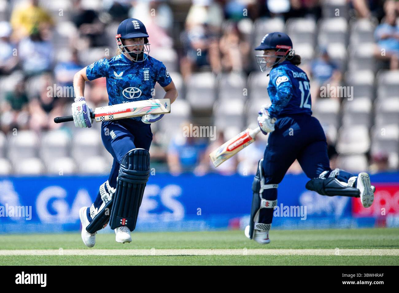 Southampton, Regno Unito, 16 luglio 2025. Emma Lamb (a sinistra) e Tammy Beaumont dell'Inghilterra durante la prima partita internazionale del Metro Bank One Day tra England Women e India Women all'Utilita Bowl. Crediti: Dave Vokes/Dave Vokes/Alamy Live News Foto Stock