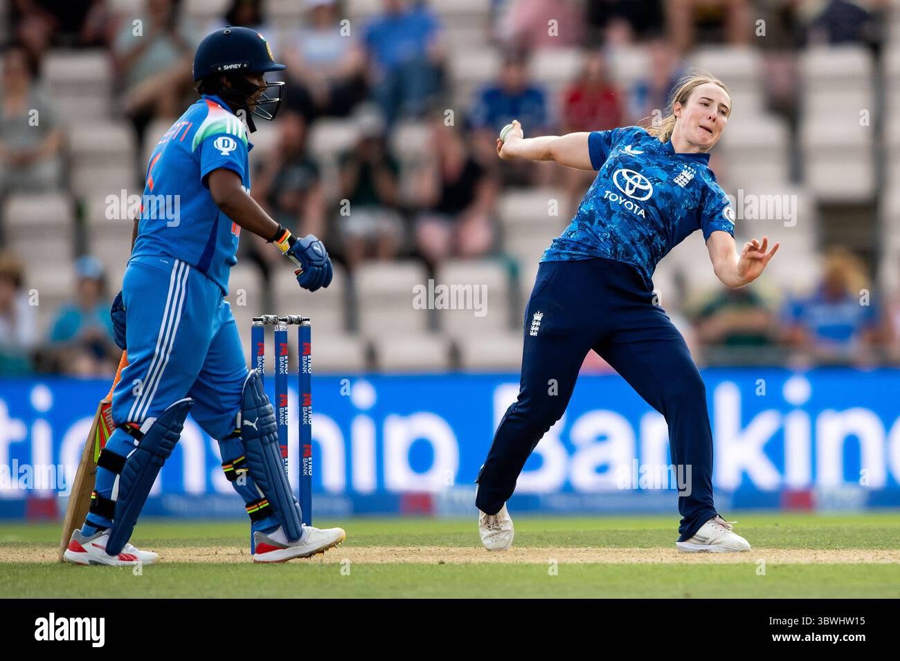 Southampton, Regno Unito, 16 luglio 2025. Emma Lamb of England bowling durante la prima partita internazionale del Metro Bank One Day tra England Women e India Women all'Utilita Bowl. Crediti: Dave Vokes/Dave Vokes/Alamy Live News Foto Stock