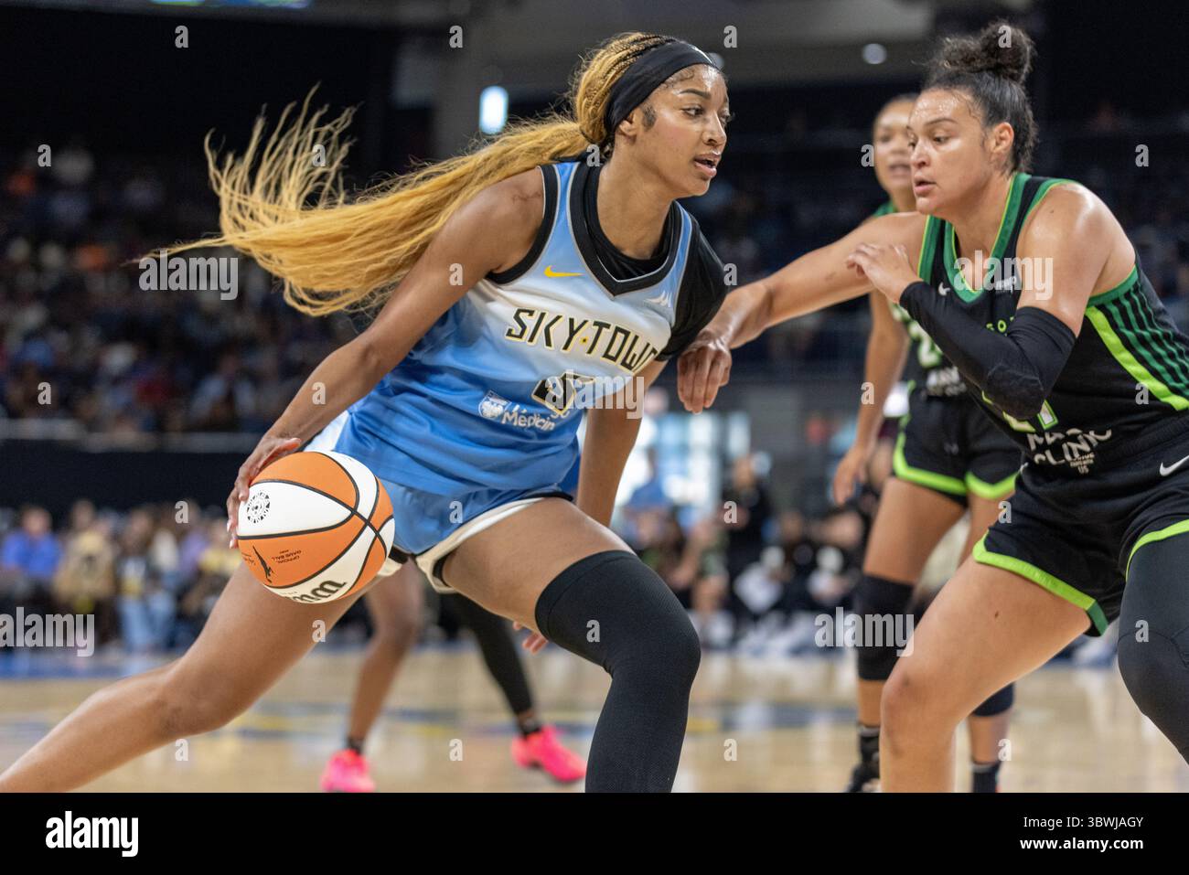 L'attaccante dei Chicago Sky Angel Reese (5) guida al basket durante il primo quarto della partita di stagione regolare WNBA contro i Minnesota Lynx alla Wintrust Arena di Chicago, il 14 luglio 2025. I Lynx sconfissero gli Sky 91-78. (Michael D. Robinson/immagine dello sport) Foto Stock