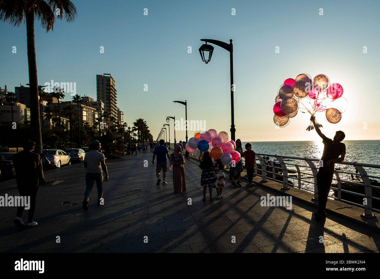 19 maggio 2021, Beirut, Libano: La gente vende palloncini come passanti camminando lungo la Corniche a Beirut, Libano, il 19 maggio 2021. La Corniche è una passeggiata sul mare lungo il Mar Mediterraneo lunga circa 5 miglia. (Immagine di credito: © Daniel Carde/ZUMA Wire) Foto Stock