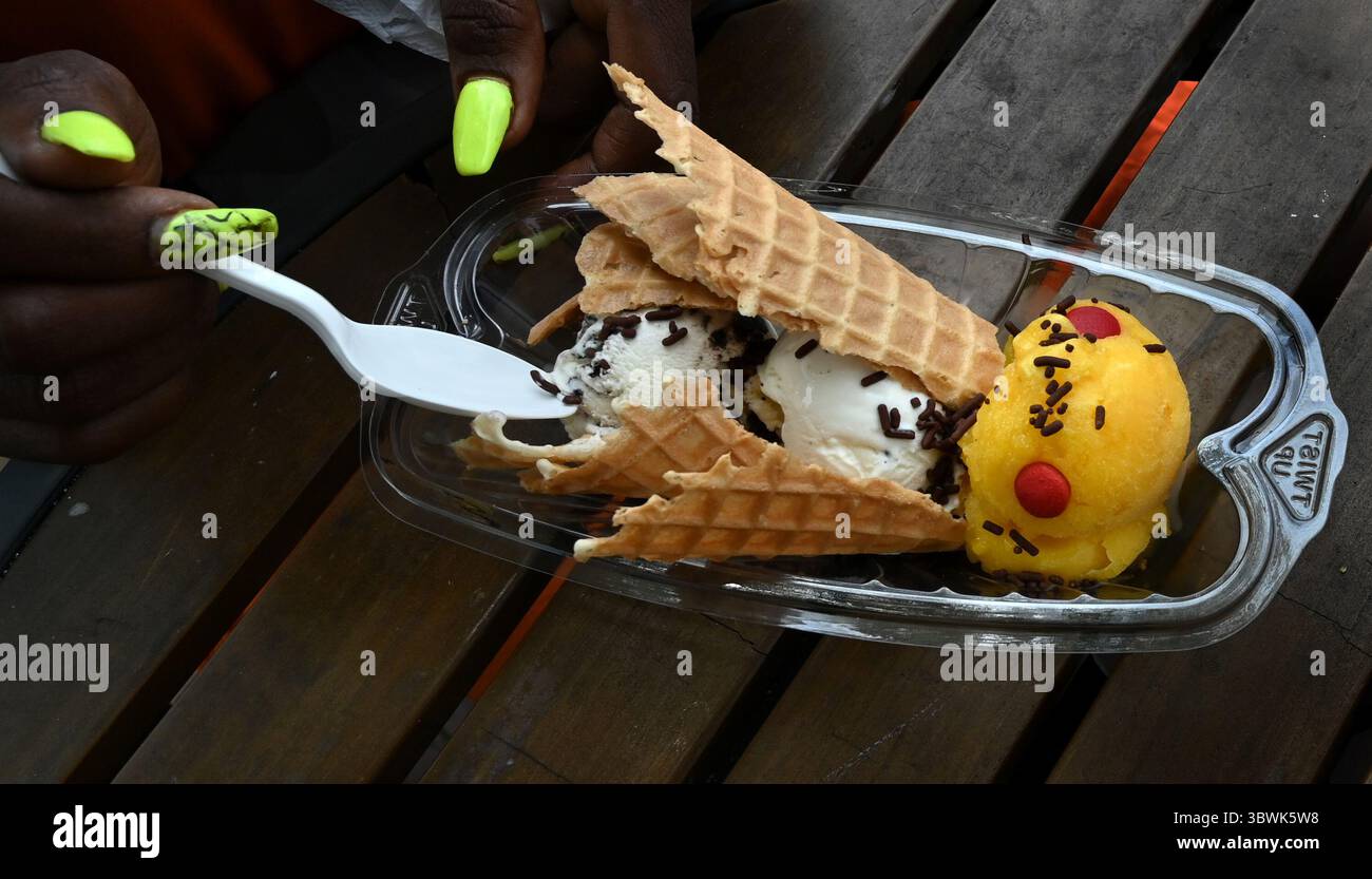 10 giugno 2021, Arlington, Virginia, Stati Uniti: I cicada sundaes vengono serviti presso il gelato artigianale Tobyâ ad Arlington, Virginia, il 12 giugno 2021. Le cicale Brood X sono emerse dopo 17 anni sottoterra e hanno 4-6 settimane per accoppiarsi e poi morire e fornire cibo ad alto contenuto proteico per la fauna selvatica e gli esseri umani, oltre a oggetti di novità. (Immagine di credito: © Carol Guzy/ZUMA Wire) Foto Stock