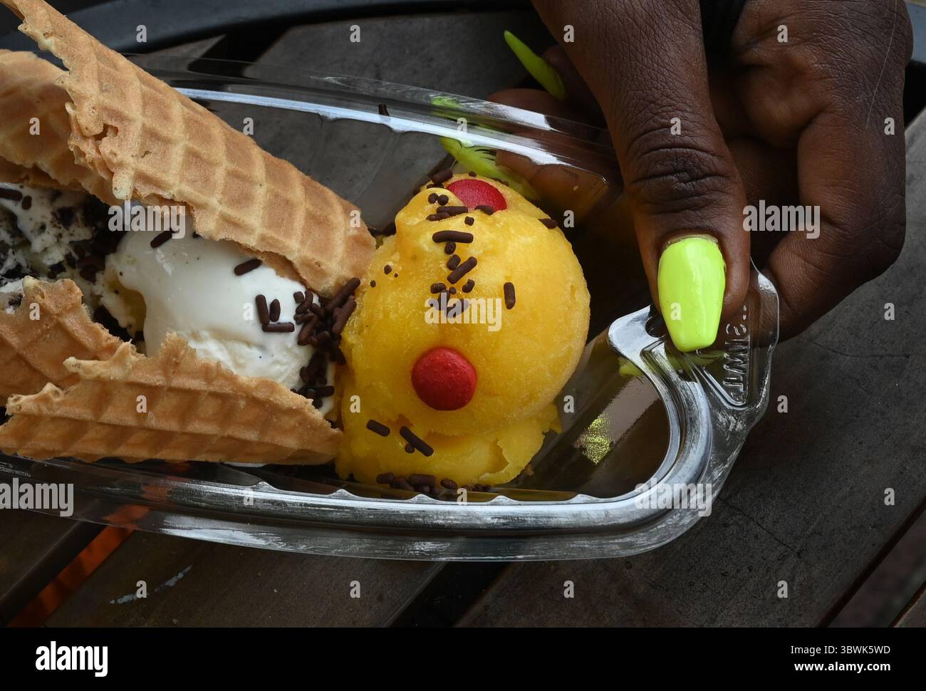 10 giugno 2021, Arlington, Virginia, Stati Uniti: I cicada sundaes vengono serviti presso il gelato artigianale Tobyâ ad Arlington, Virginia, il 12 giugno 2021. Le cicale Brood X sono emerse dopo 17 anni sottoterra e hanno 4-6 settimane per accoppiarsi e poi morire e fornire cibo ad alto contenuto proteico per la fauna selvatica e gli esseri umani, oltre a oggetti di novità. (Immagine di credito: © Carol Guzy/ZUMA Wire) Foto Stock