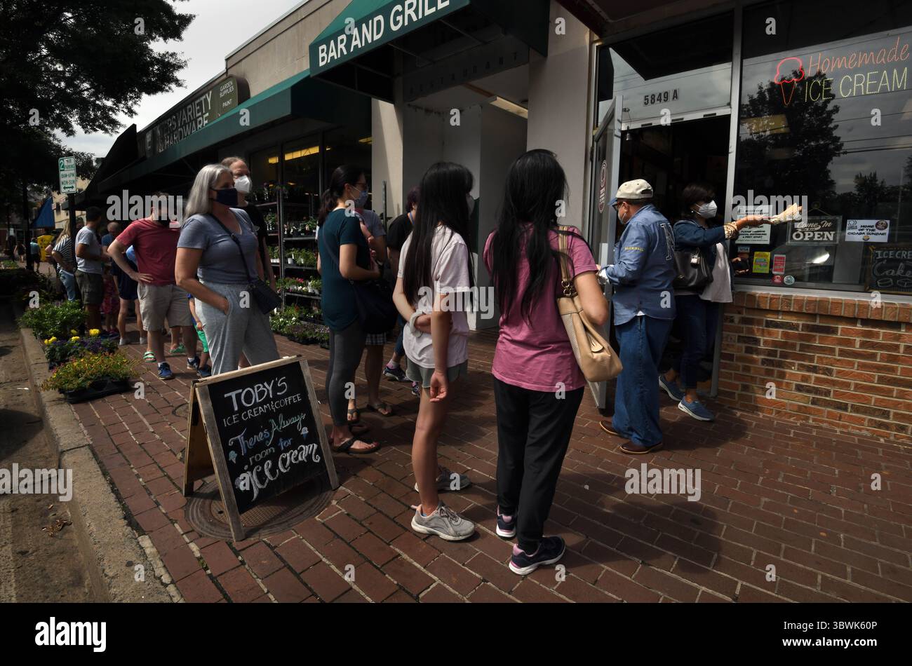 12 giugno 2021, Arlington, Virginia, Stati Uniti: I cicada sundaes vengono serviti presso il gelato artigianale Tobyâ ad Arlington, Virginia, il 10 giugno 2021. Le cicale Brood X sono emerse dopo 17 anni sottoterra e hanno 4-6 settimane per accoppiarsi e poi morire e fornire cibo ad alto contenuto proteico per la fauna selvatica e gli esseri umani, oltre a oggetti di novità. (Immagine di credito: © Carol Guzy/ZUMA Wire) Foto Stock