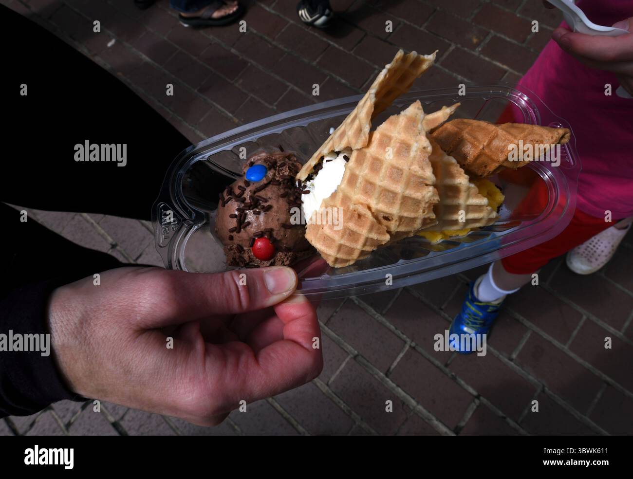 12 giugno 2021, Arlington, Virginia, Stati Uniti: I cicada sundaes vengono serviti presso il gelato artigianale Tobyâ ad Arlington, Virginia, il 10 giugno 2021. Le cicale Brood X sono emerse dopo 17 anni sottoterra e hanno 4-6 settimane per accoppiarsi e poi morire e fornire cibo ad alto contenuto proteico per la fauna selvatica e gli esseri umani, oltre a oggetti di novità. (Immagine di credito: © Carol Guzy/ZUMA Wire) Foto Stock