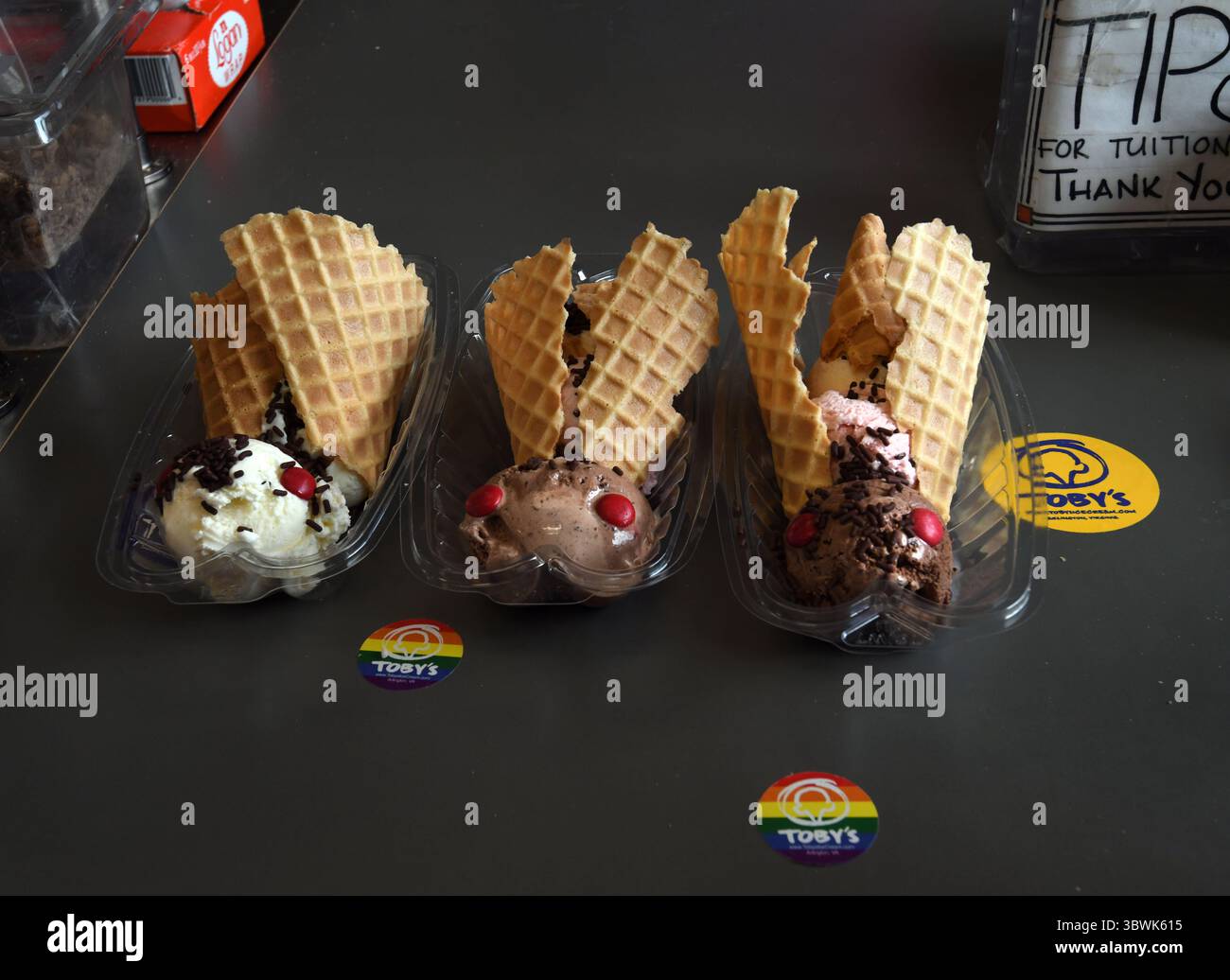 12 giugno 2021, Arlington, Virginia, Stati Uniti: I cicada sundaes vengono serviti presso il gelato artigianale Tobyâ ad Arlington, Virginia, il 10 giugno 2021. Le cicale Brood X sono emerse dopo 17 anni sottoterra e hanno 4-6 settimane per accoppiarsi e poi morire e fornire cibo ad alto contenuto proteico per la fauna selvatica e gli esseri umani, oltre a oggetti di novità. (Immagine di credito: © Carol Guzy/ZUMA Wire) Foto Stock