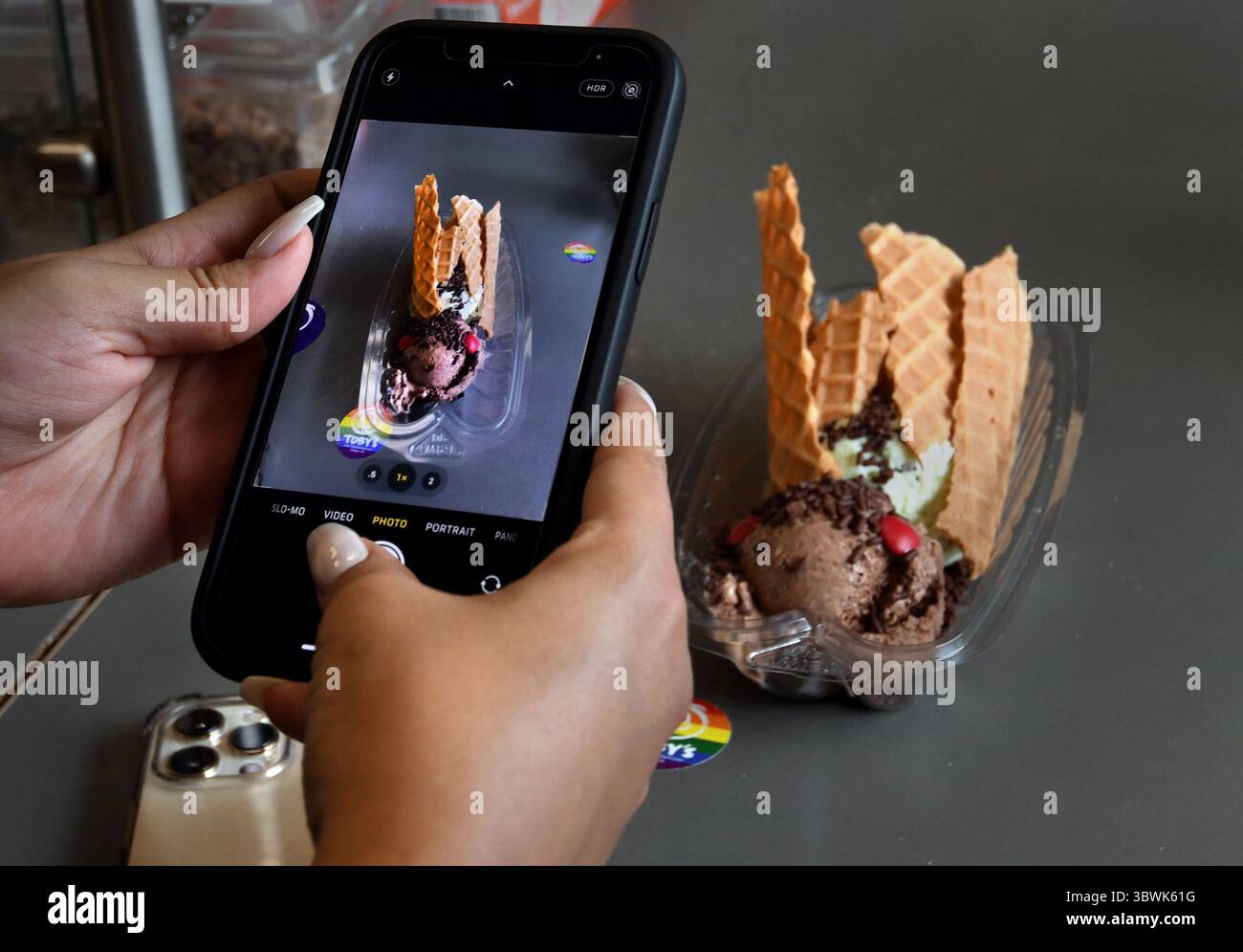 12 giugno 2021, Arlington, Virginia, Stati Uniti: I cicada sundaes vengono serviti presso il gelato artigianale Tobyâ ad Arlington, Virginia, il 10 giugno 2021. Le cicale Brood X sono emerse dopo 17 anni sottoterra e hanno 4-6 settimane per accoppiarsi e poi morire e fornire cibo ad alto contenuto proteico per la fauna selvatica e gli esseri umani, oltre a oggetti di novità. (Immagine di credito: © Carol Guzy/ZUMA Wire) Foto Stock