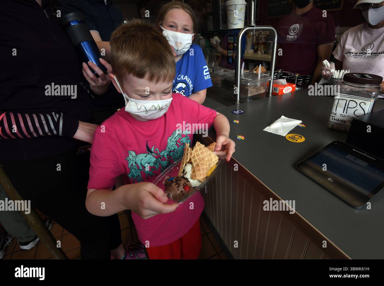 12 giugno 2021, Arlington, Virginia, Stati Uniti: I cicada sundaes vengono serviti presso il gelato artigianale Tobyâ ad Arlington, Virginia, il 10 giugno 2021. Le cicale Brood X sono emerse dopo 17 anni sottoterra e hanno 4-6 settimane per accoppiarsi e poi morire e fornire cibo ad alto contenuto proteico per la fauna selvatica e gli esseri umani, oltre a oggetti di novità. (Immagine di credito: © Carol Guzy/ZUMA Wire) Foto Stock