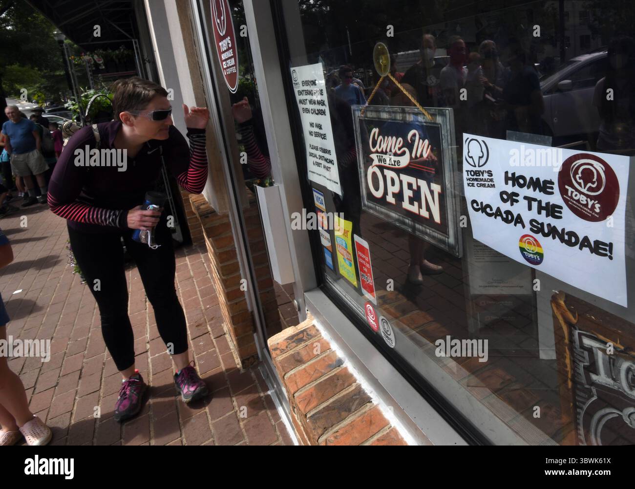 12 giugno 2021, Arlington, Virginia, Stati Uniti: I cicada sundaes vengono serviti presso il gelato artigianale Tobyâ ad Arlington, Virginia, il 10 giugno 2021. Le cicale Brood X sono emerse dopo 17 anni sottoterra e hanno 4-6 settimane per accoppiarsi e poi morire e fornire cibo ad alto contenuto proteico per la fauna selvatica e gli esseri umani, oltre a oggetti di novità. (Immagine di credito: © Carol Guzy/ZUMA Wire) Foto Stock