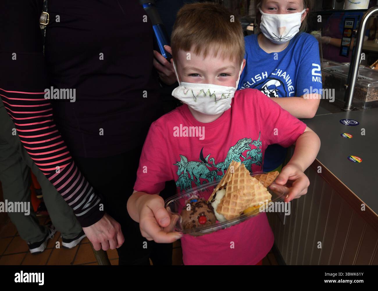 12 giugno 2021, Arlington, Virginia, Stati Uniti: I cicada sundaes vengono serviti presso il gelato artigianale Tobyâ ad Arlington, Virginia, il 10 giugno 2021. Le cicale Brood X sono emerse dopo 17 anni sottoterra e hanno 4-6 settimane per accoppiarsi e poi morire e fornire cibo ad alto contenuto proteico per la fauna selvatica e gli esseri umani, oltre a oggetti di novità. (Immagine di credito: © Carol Guzy/ZUMA Wire) Foto Stock