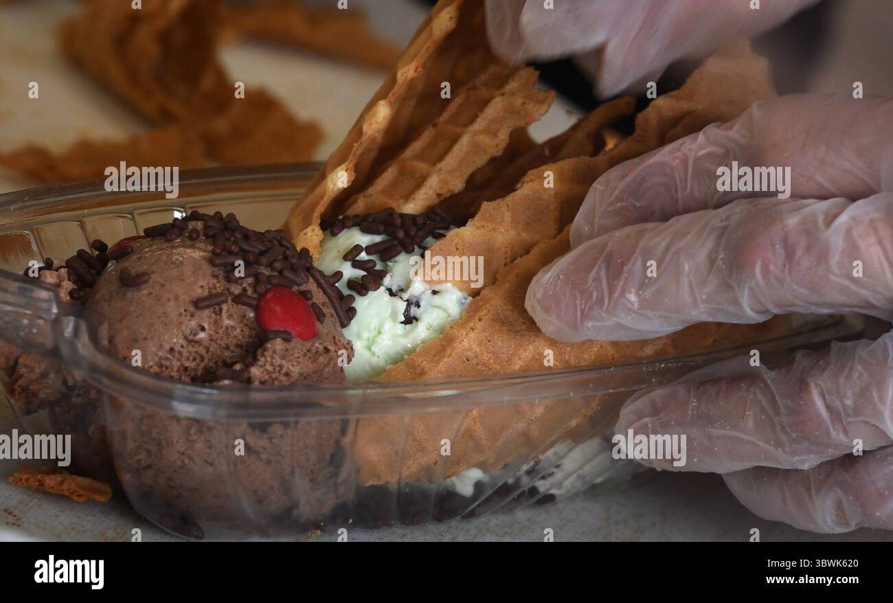 12 giugno 2021, Arlington, Virginia, Stati Uniti: I cicada sundaes vengono serviti presso il gelato artigianale Tobyâ ad Arlington, Virginia, il 10 giugno 2021. Le cicale Brood X sono emerse dopo 17 anni sottoterra e hanno 4-6 settimane per accoppiarsi e poi morire e fornire cibo ad alto contenuto proteico per la fauna selvatica e gli esseri umani, oltre a oggetti di novità. (Immagine di credito: © Carol Guzy/ZUMA Wire) Foto Stock