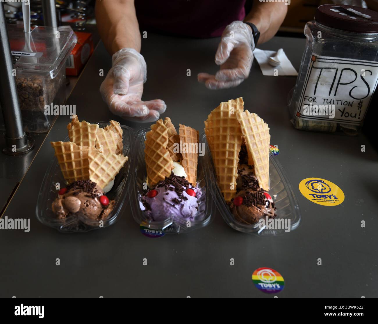 12 giugno 2021, Arlington, Virginia, Stati Uniti: I cicada sundaes vengono serviti presso il gelato artigianale Tobyâ ad Arlington, Virginia, il 10 giugno 2021. Le cicale Brood X sono emerse dopo 17 anni sottoterra e hanno 4-6 settimane per accoppiarsi e poi morire e fornire cibo ad alto contenuto proteico per la fauna selvatica e gli esseri umani, oltre a oggetti di novità. (Immagine di credito: © Carol Guzy/ZUMA Wire) Foto Stock