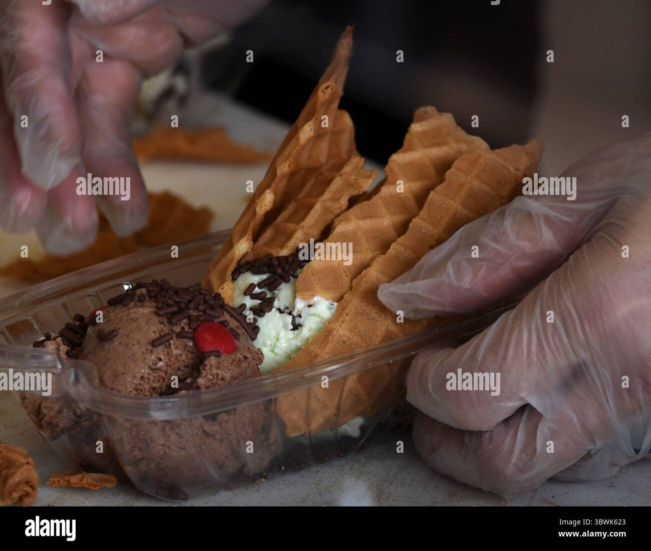 12 giugno 2021, Arlington, Virginia, Stati Uniti: I cicada sundaes vengono serviti presso il gelato artigianale Tobyâ ad Arlington, Virginia, il 10 giugno 2021. Le cicale Brood X sono emerse dopo 17 anni sottoterra e hanno 4-6 settimane per accoppiarsi e poi morire e fornire cibo ad alto contenuto proteico per la fauna selvatica e gli esseri umani, oltre a oggetti di novità. (Immagine di credito: © Carol Guzy/ZUMA Wire) Foto Stock