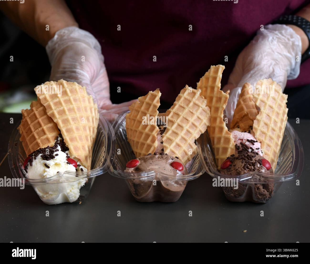 12 giugno 2021, Arlington, Virginia, Stati Uniti: I cicada sundaes vengono serviti presso il gelato artigianale Tobyâ ad Arlington, Virginia, il 10 giugno 2021. Le cicale Brood X sono emerse dopo 17 anni sottoterra e hanno 4-6 settimane per accoppiarsi e poi morire e fornire cibo ad alto contenuto proteico per la fauna selvatica e gli esseri umani, oltre a oggetti di novità. (Immagine di credito: © Carol Guzy/ZUMA Wire) Foto Stock